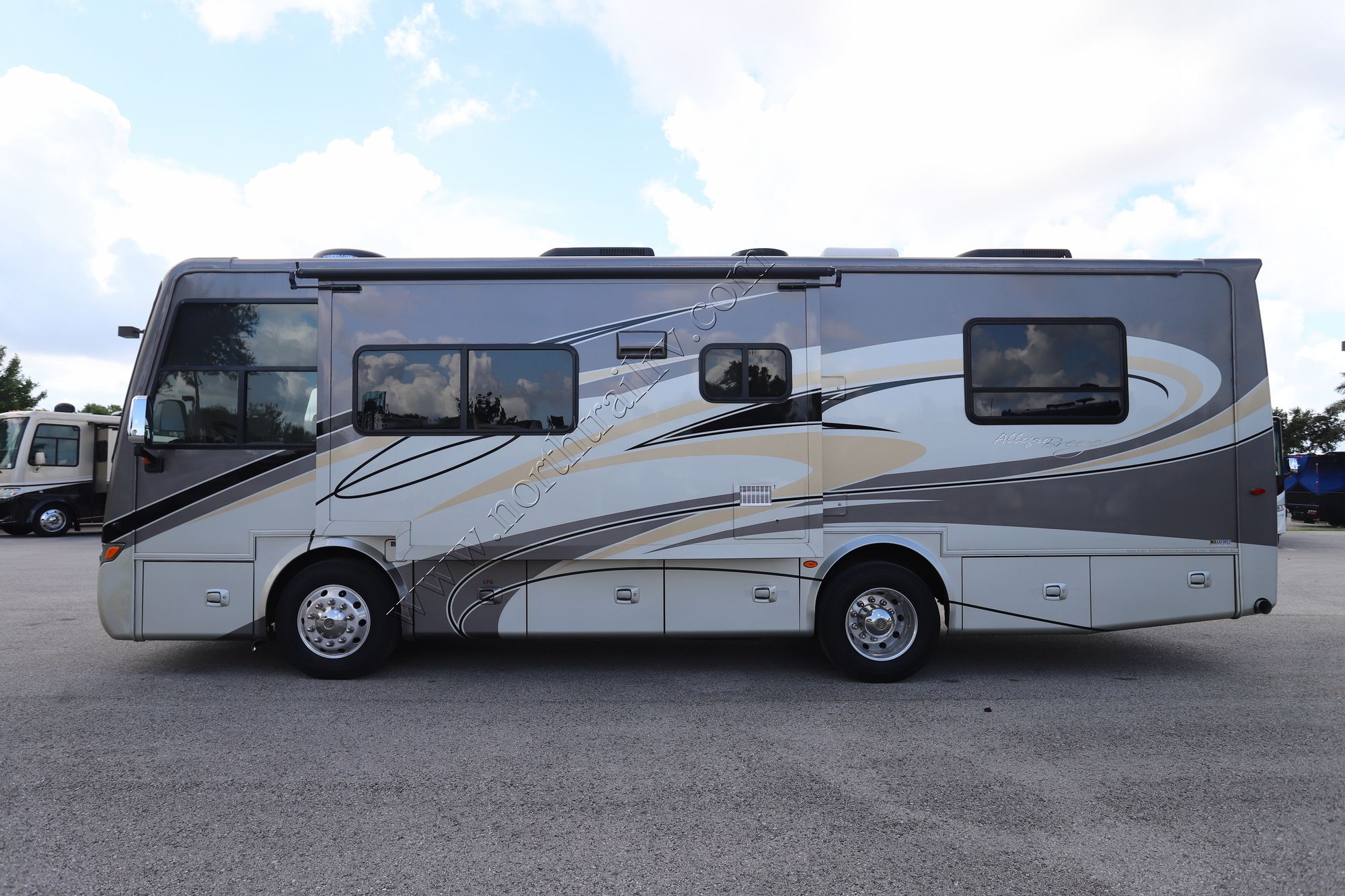 Used 2011 Tiffin Motor Homes Breeze 28BR Class A  For Sale