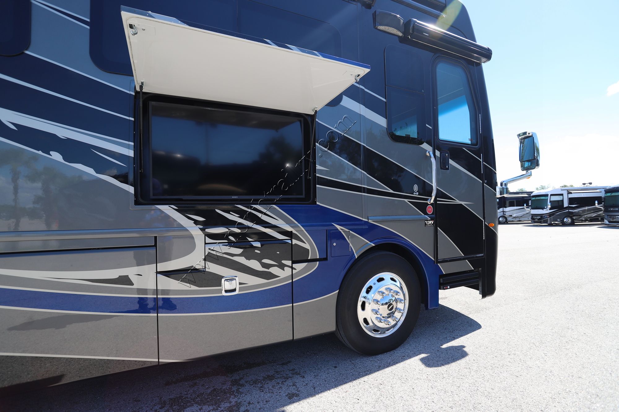 Used 2019 Fleetwood Discovery Lxe 44B Class A  For Sale