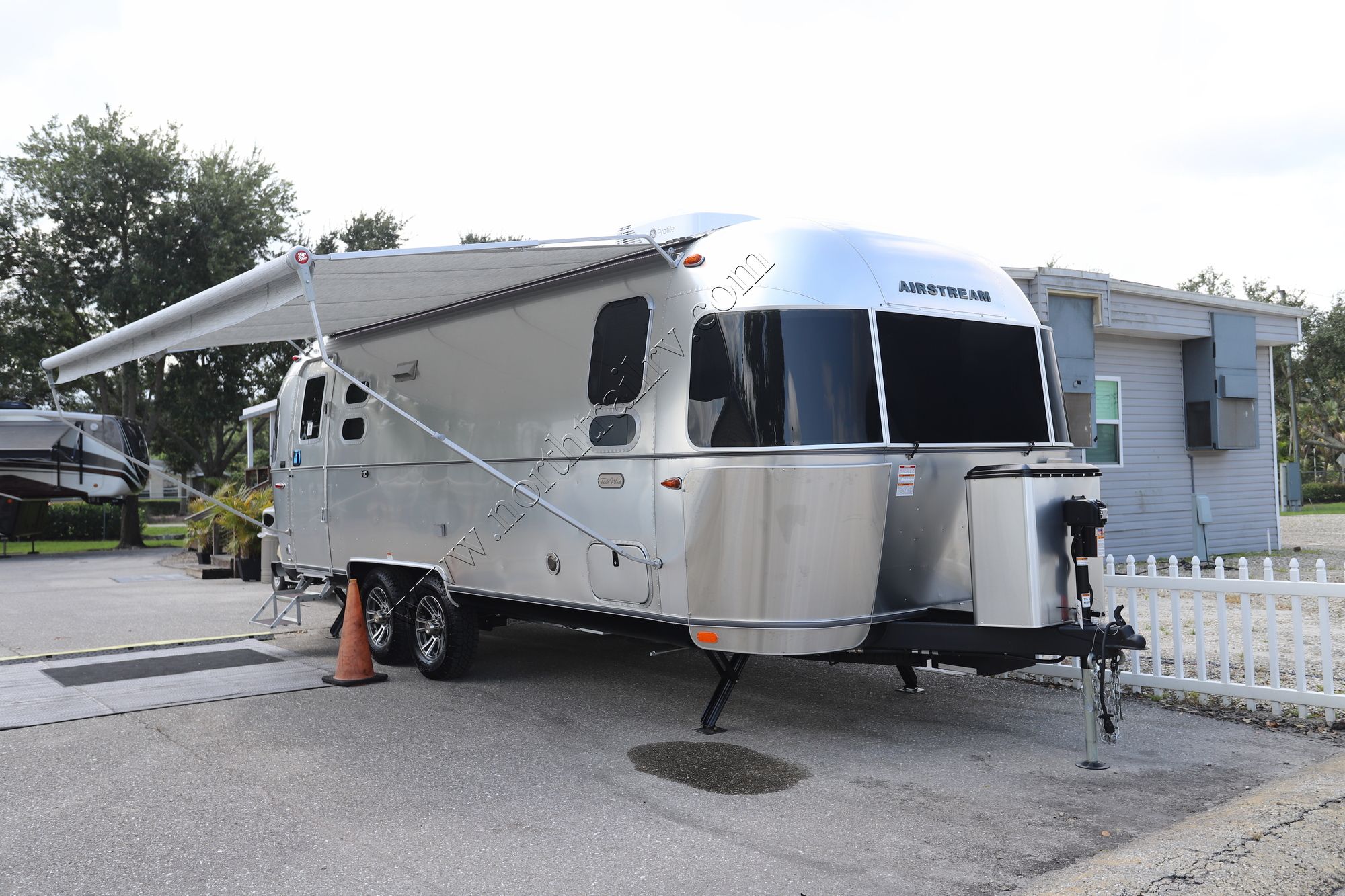 2025 Airstream Trade Wind 25FB Travel Trailer New  For Sale