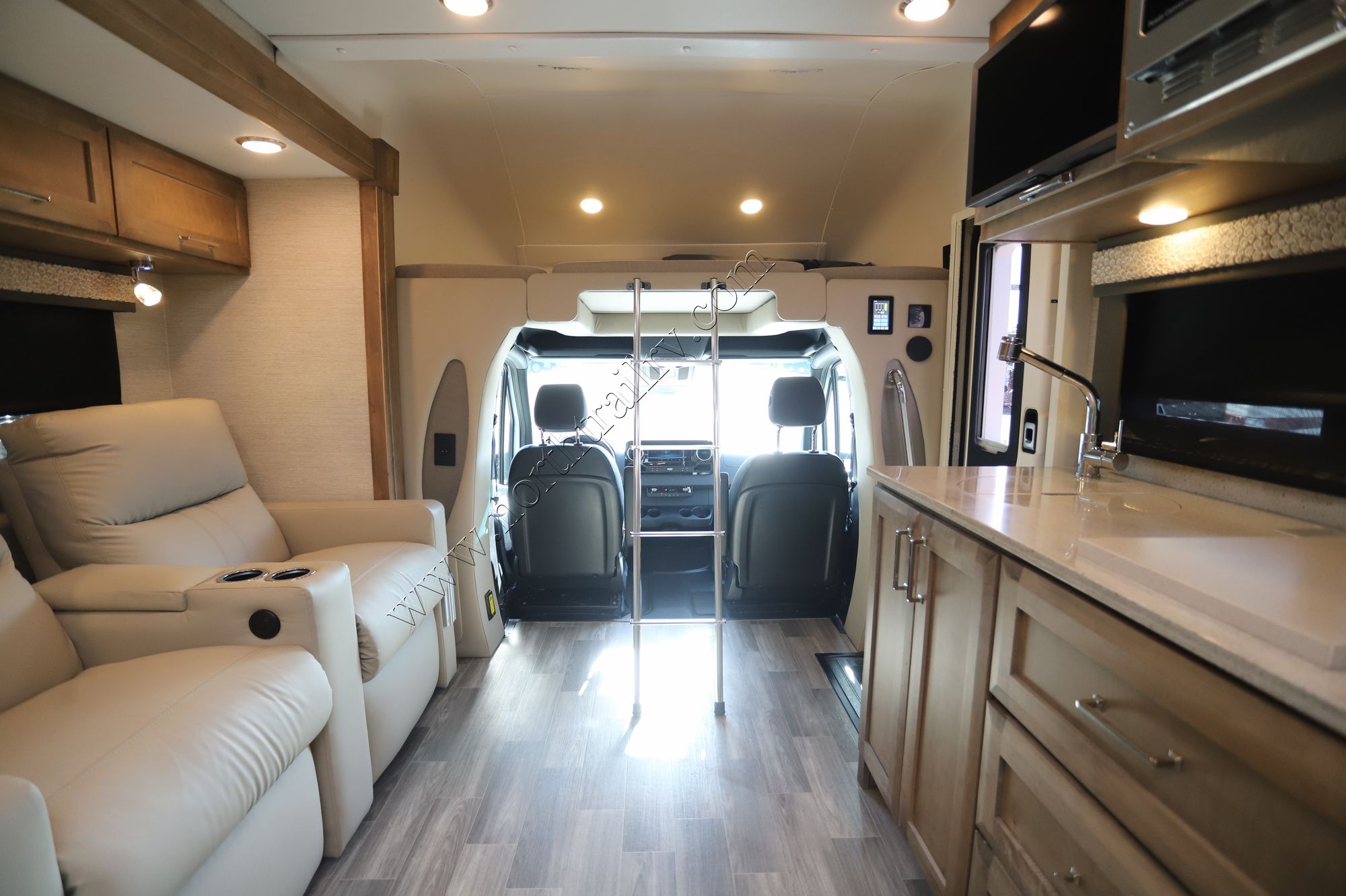 Used 2023 Tiffin Motor Homes Wayfarer 25RW Class C  For Sale