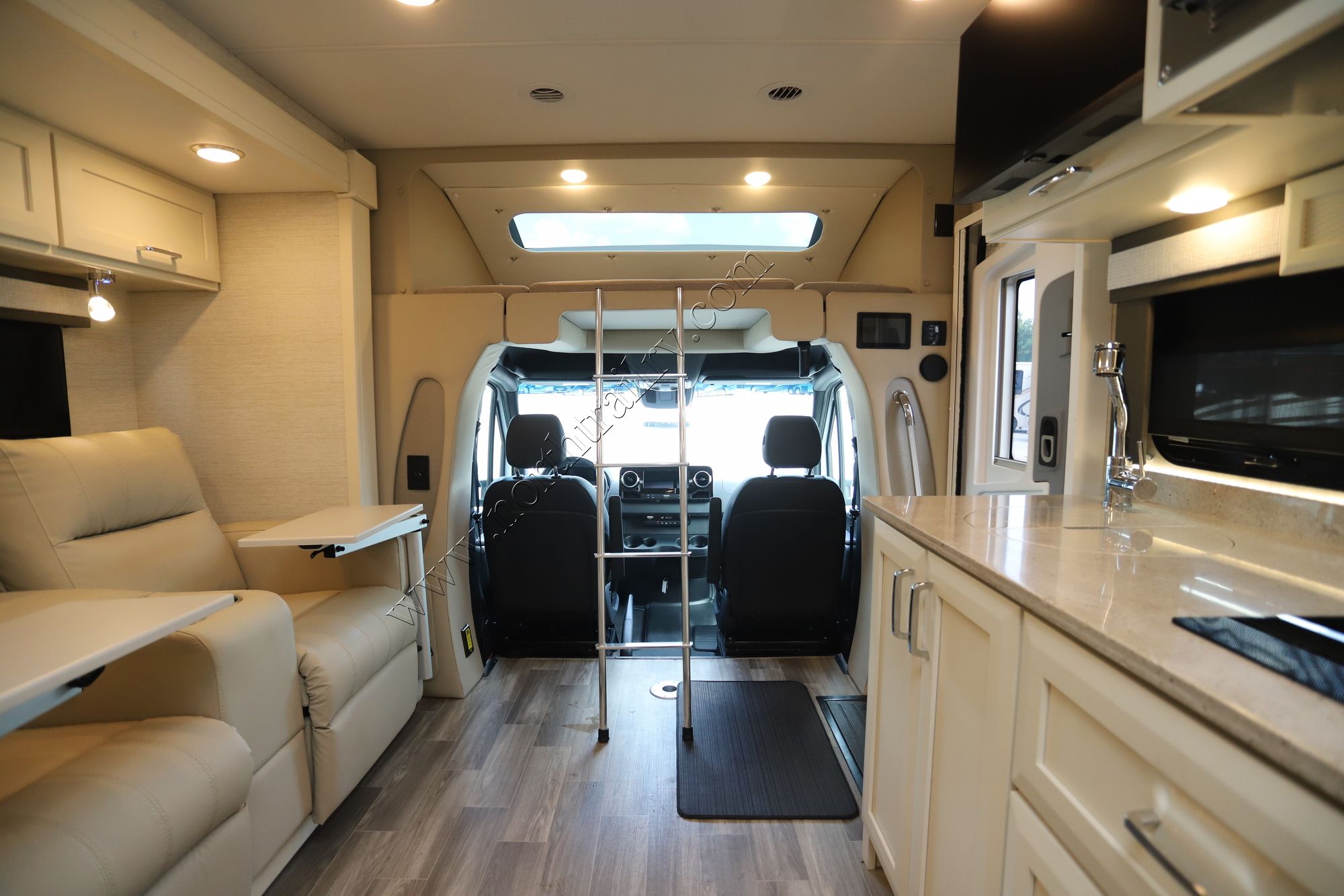 Used 2024 Tiffin Motor Homes Wayfarer 25RW Class C  For Sale