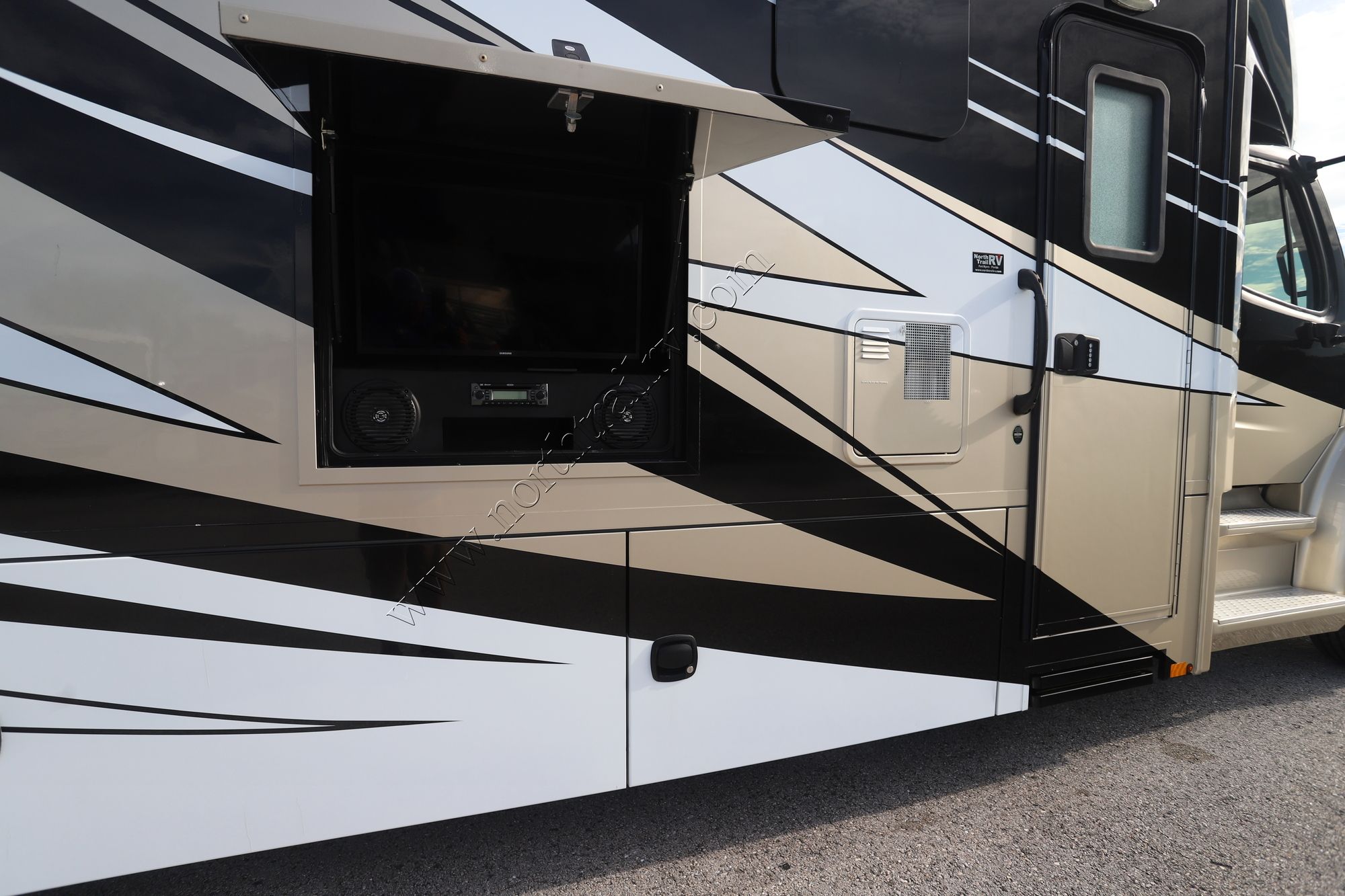 Used 2019 Renegade Rv Verona 40VBH Super C  For Sale