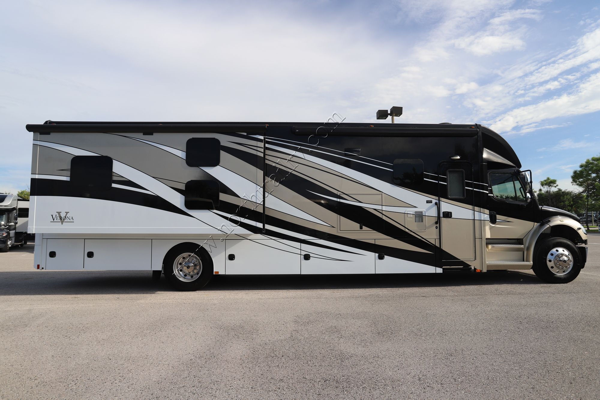 Used 2019 Renegade Rv Verona 40VBH Super C  For Sale