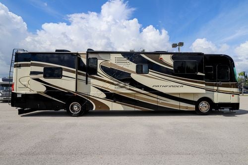 2011 Coachmen Pathfinder 406QS