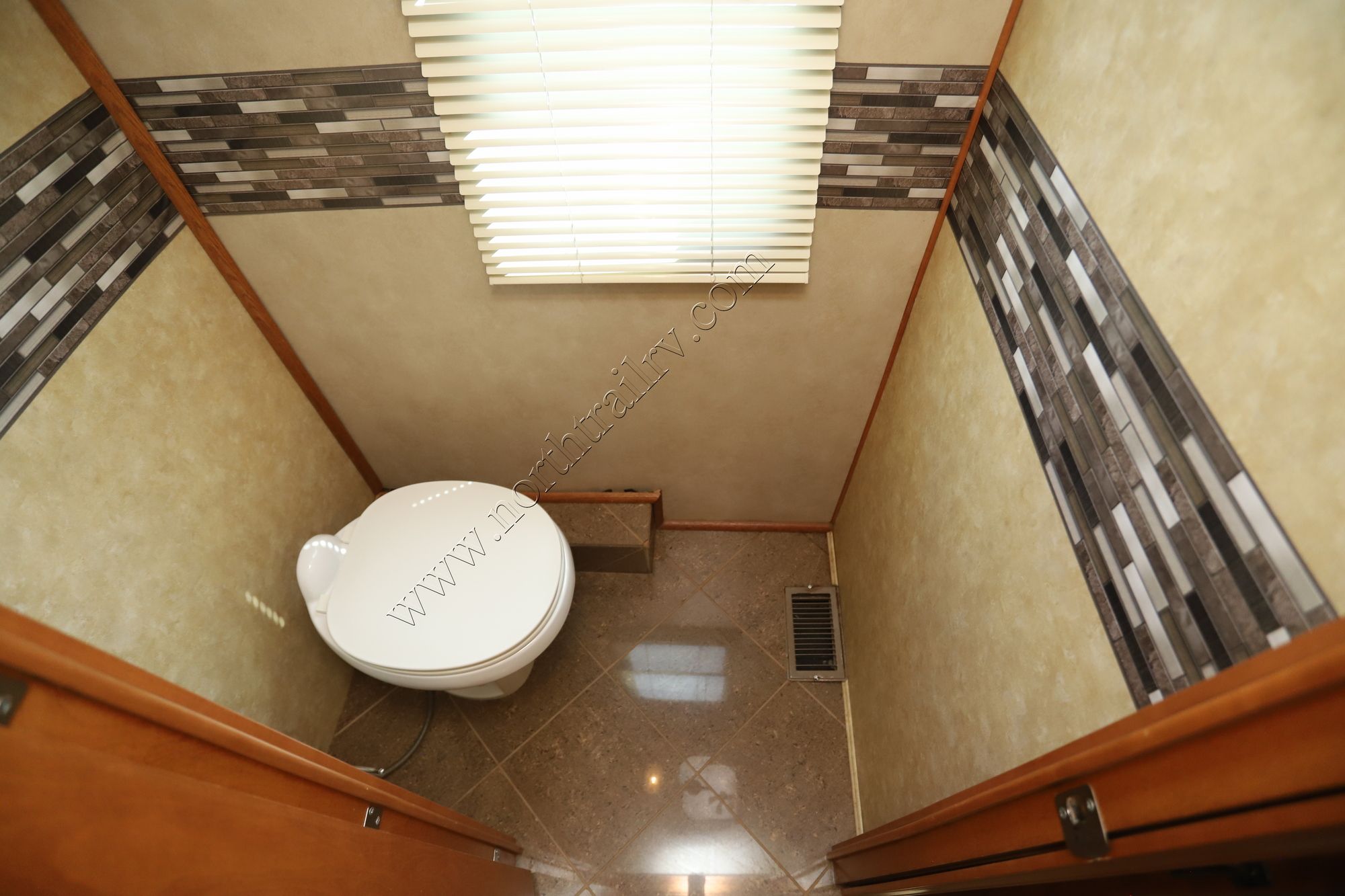 Used 2011 Coachmen Pathfinder 406QS Class A  For Sale