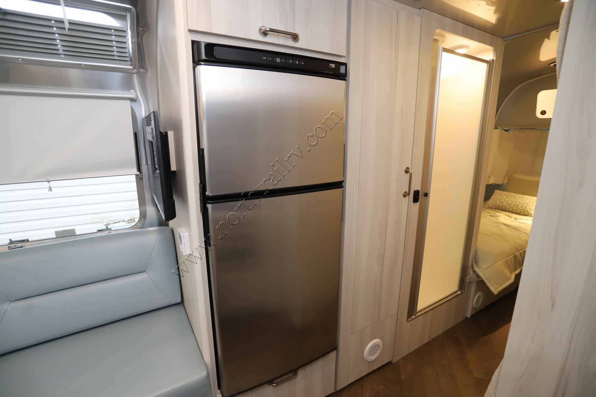 New 2025 Airstream International 25FB Travel Trailer  For Sale