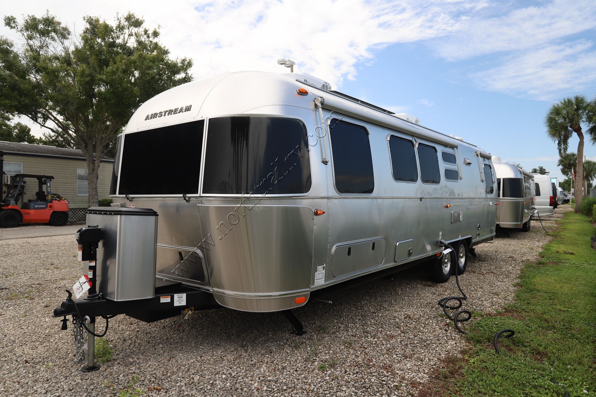 New 2025 Airstream Flying Cloud 30FB Travel Trailer  For Sale