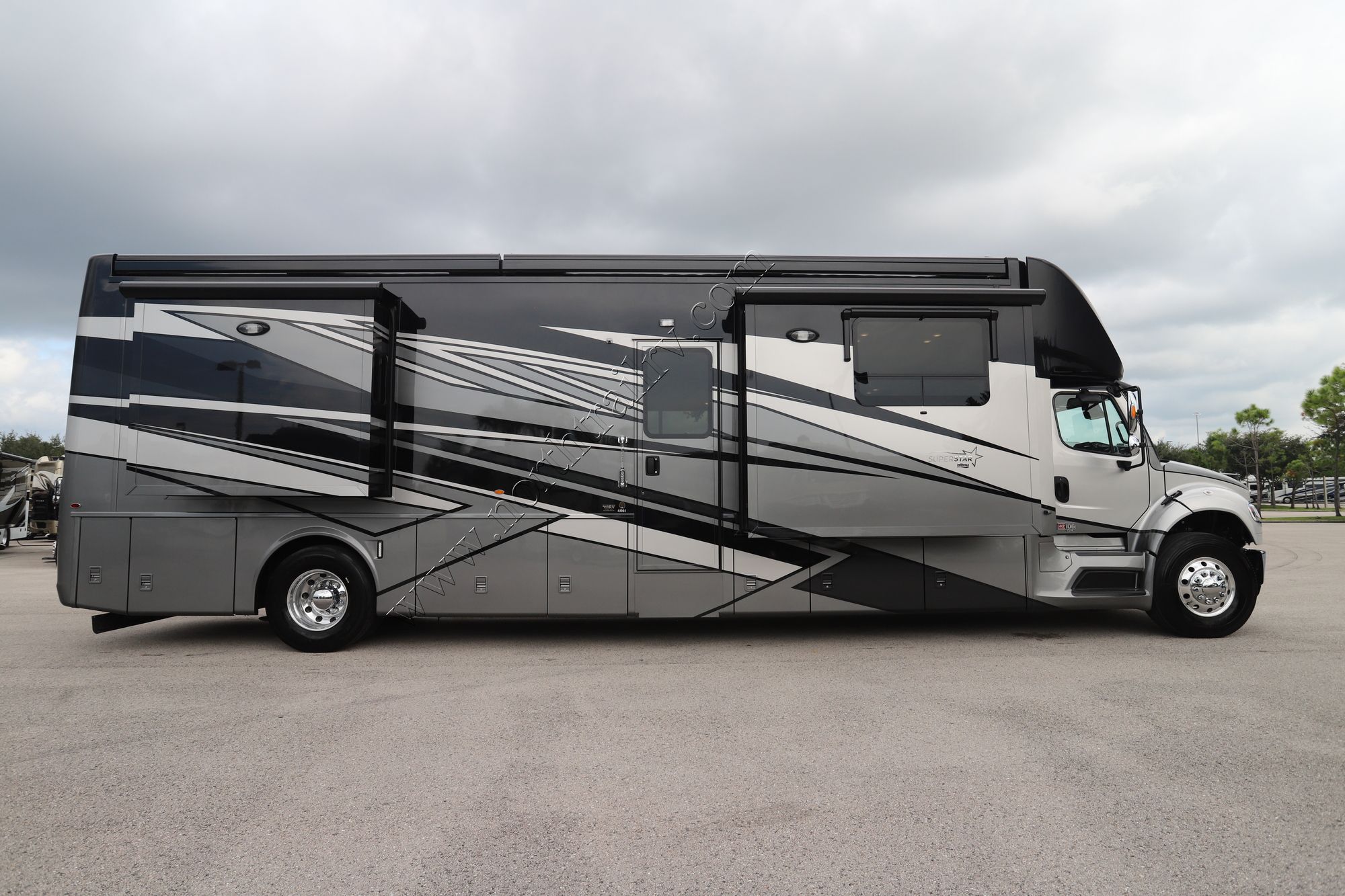 New 2025 Newmar Super Star 4061 Super C  For Sale