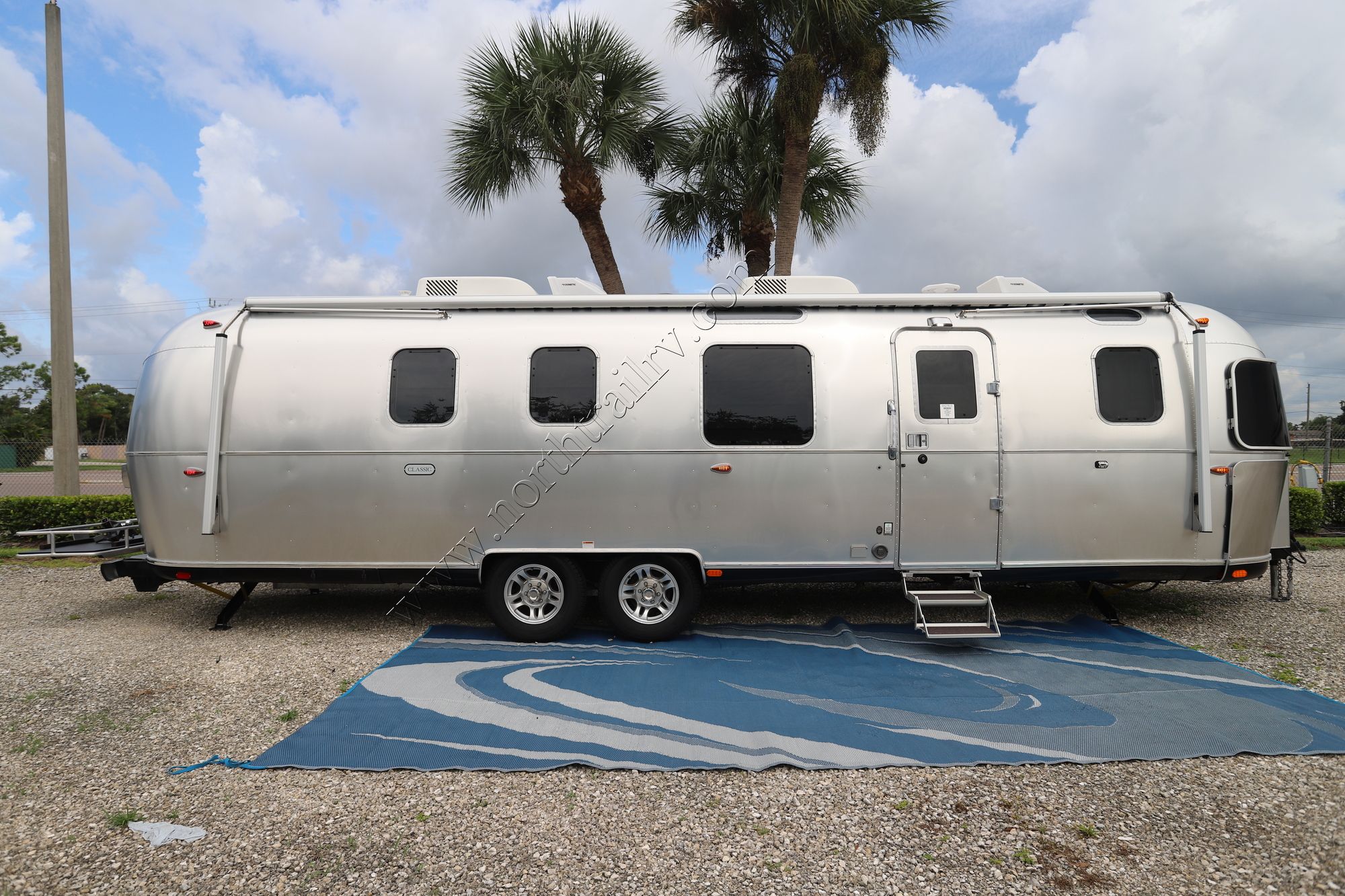 2023 Airstream Classic 33FBQ Travel Trailer Used  For Sale