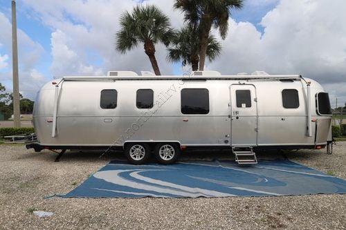 2023 Airstream Classic 33FBQ