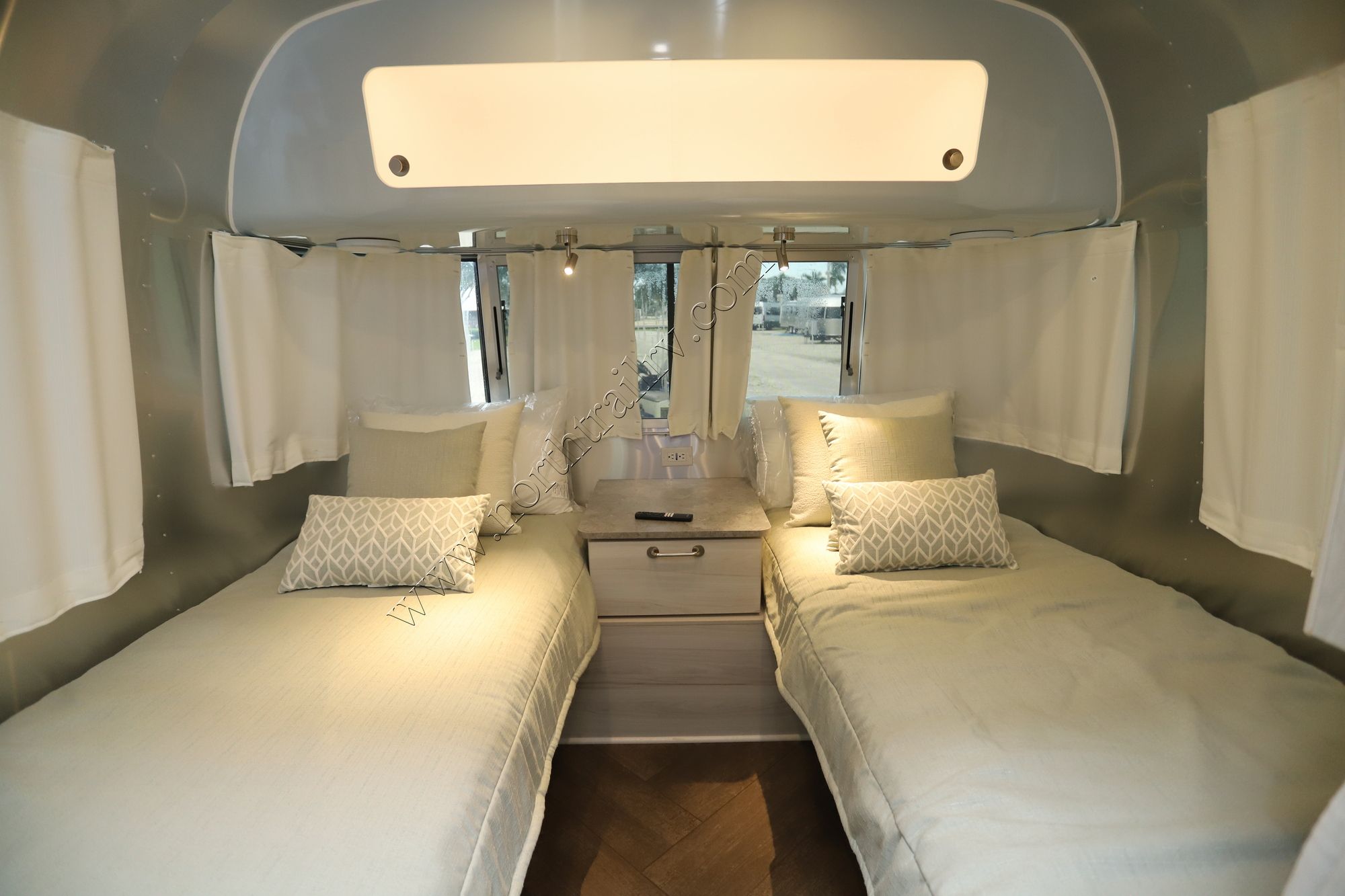 New 2025 Airstream International 25FB Travel Trailer  For Sale