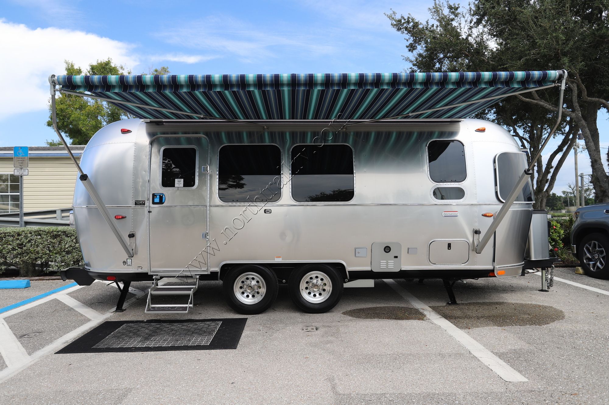 New 2025 Airstream International 23FB Travel Trailer  For Sale