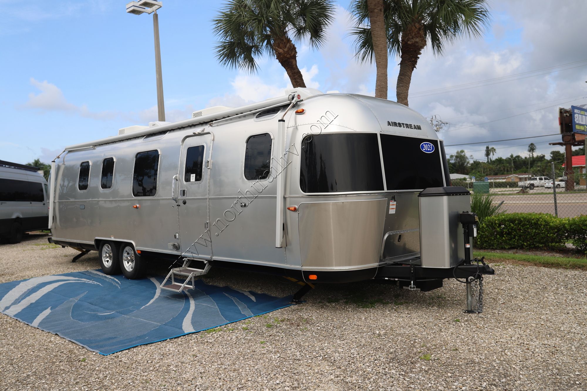 2023 Airstream Classic 33FBQ Travel Trailer Used  For Sale