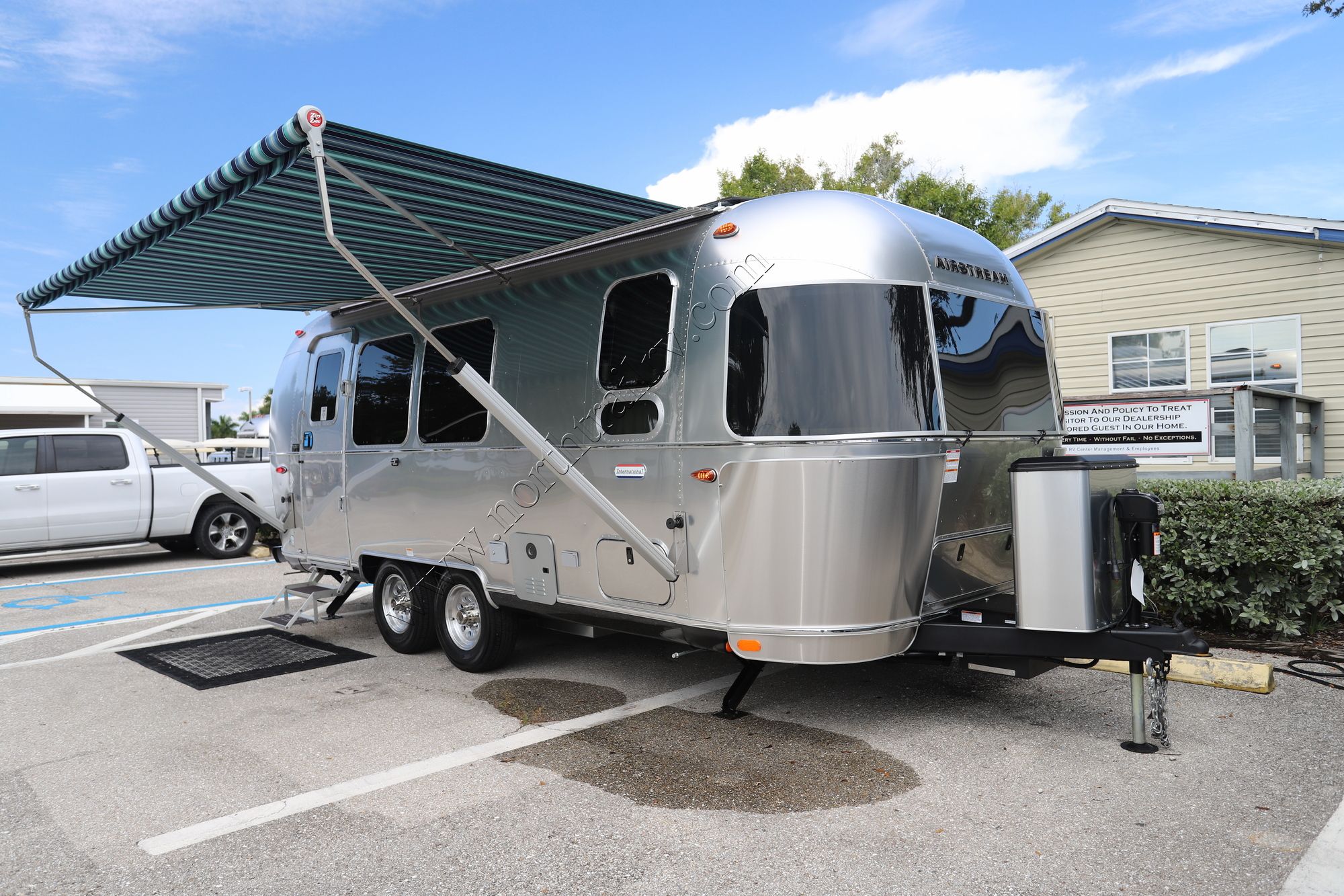 2025 Airstream International 23FB Travel Trailer New  For Sale