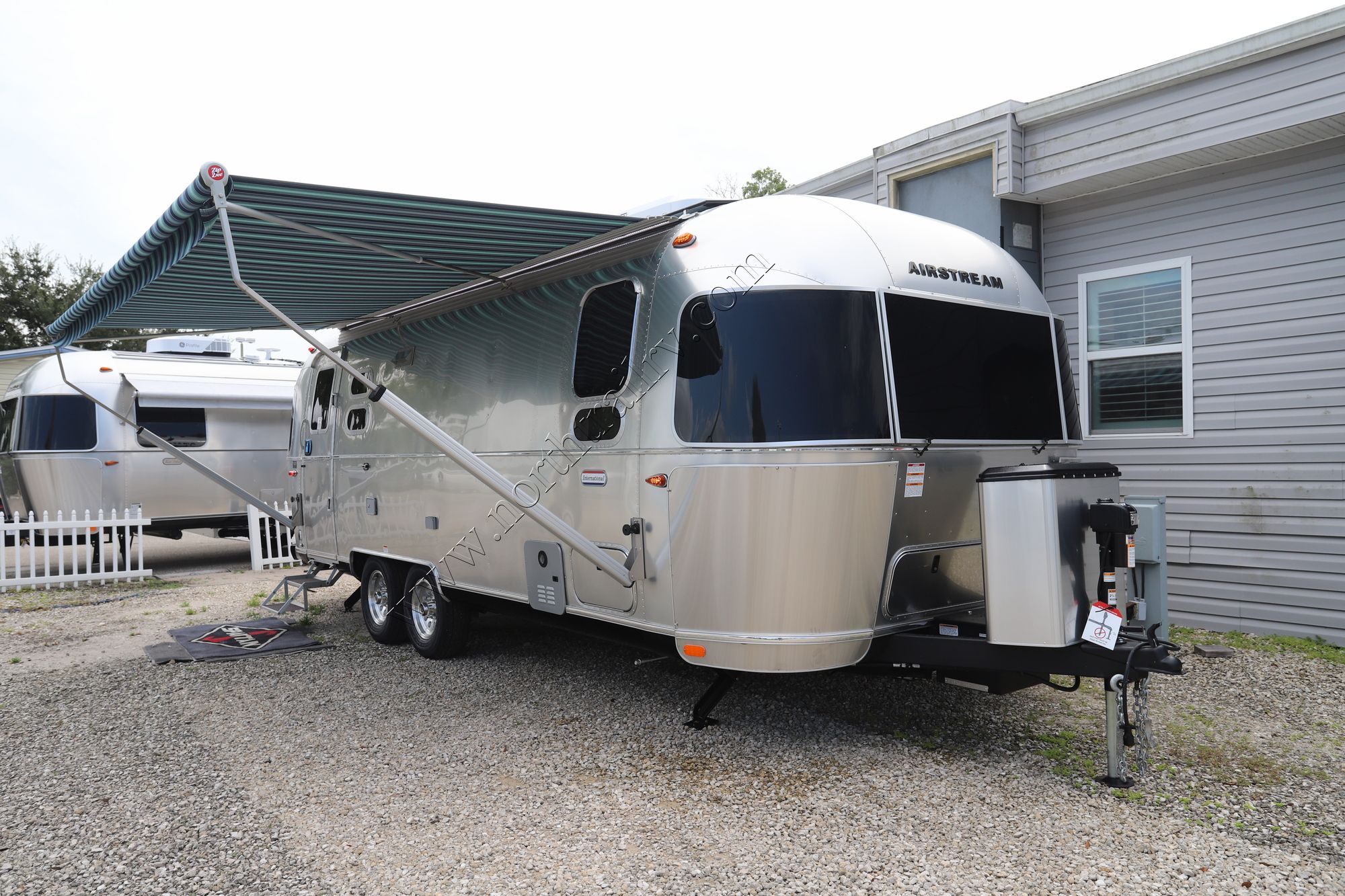 2025 Airstream International 25FB Travel Trailer New  For Sale