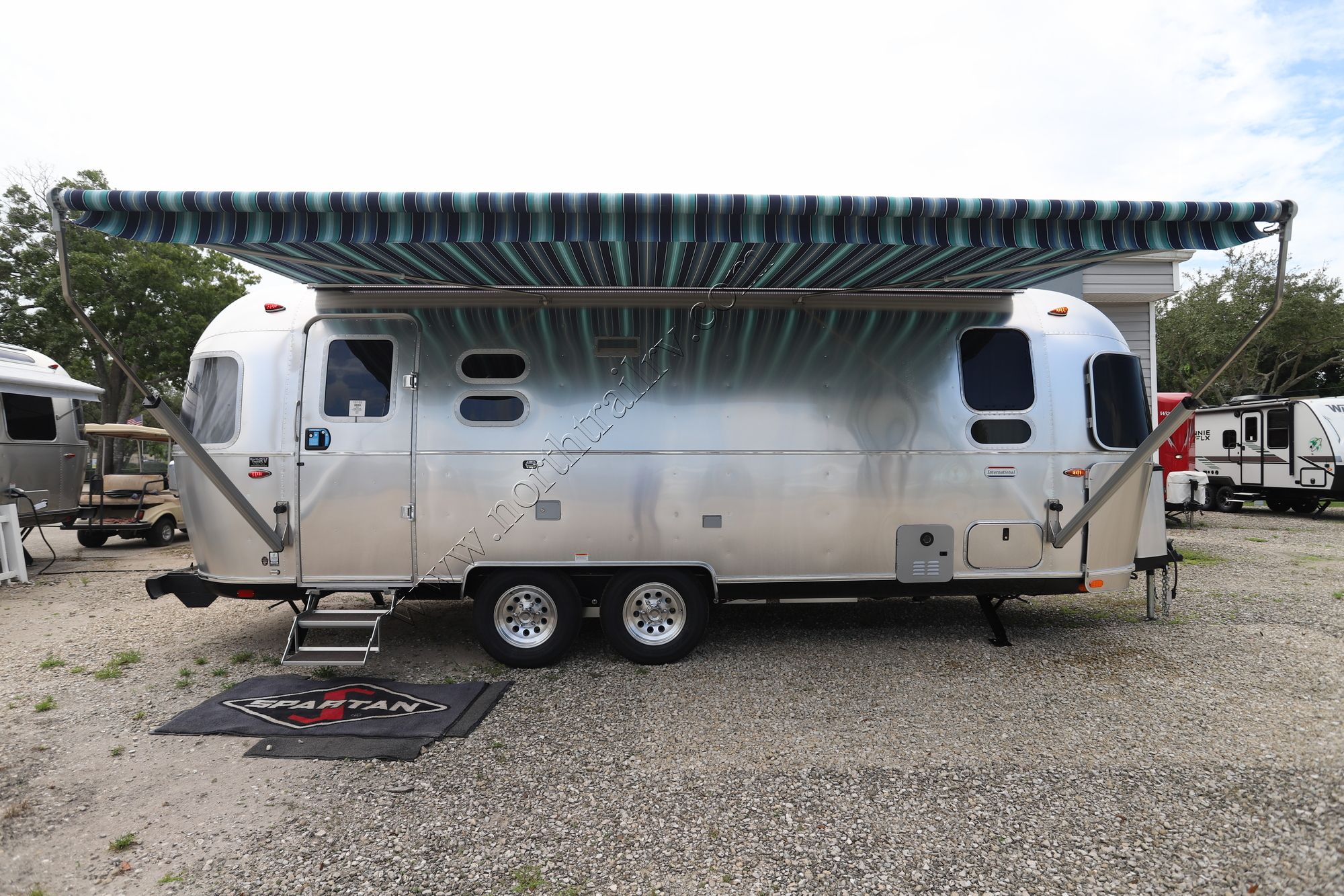 New 2025 Airstream International 25FB Travel Trailer  For Sale