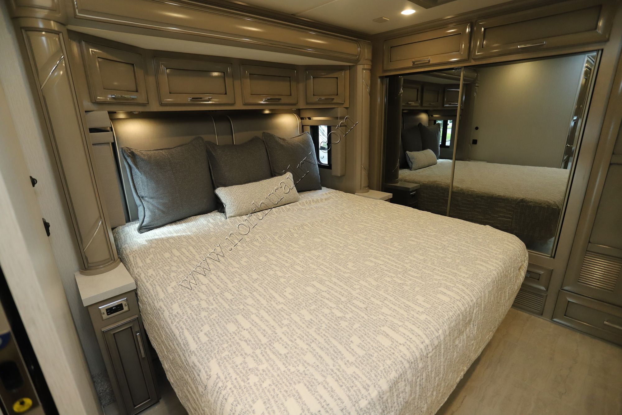 New 2025 Newmar Super Star 4061 Super C  For Sale