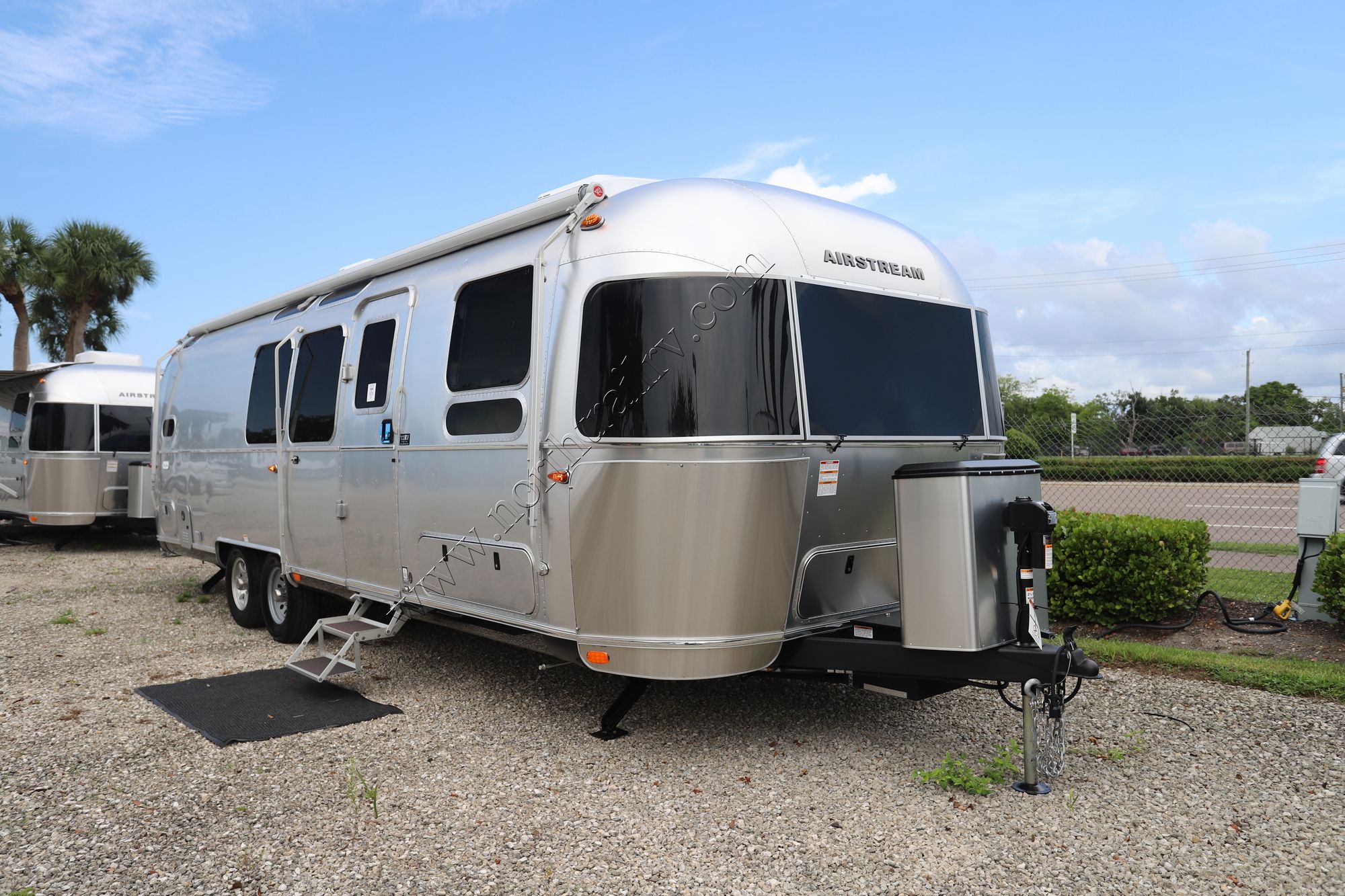 New 2025 Airstream Flying Cloud 30FB Travel Trailer  For Sale