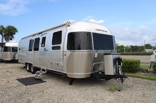 2025 Airstream Flying Cloud 30FB Travel Trailer