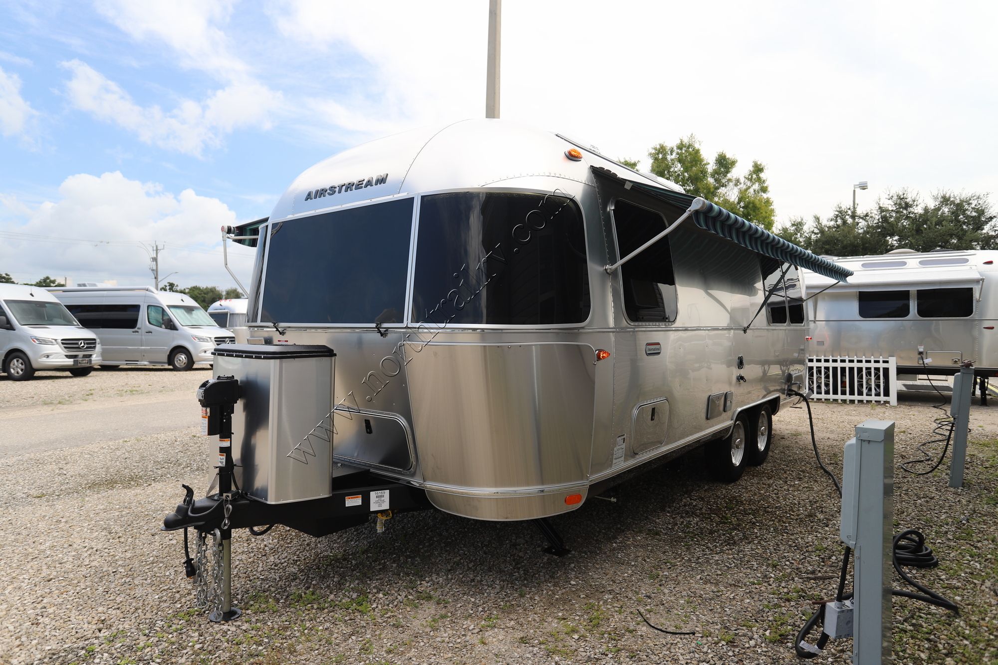 New 2025 Airstream International 25FB Travel Trailer  For Sale