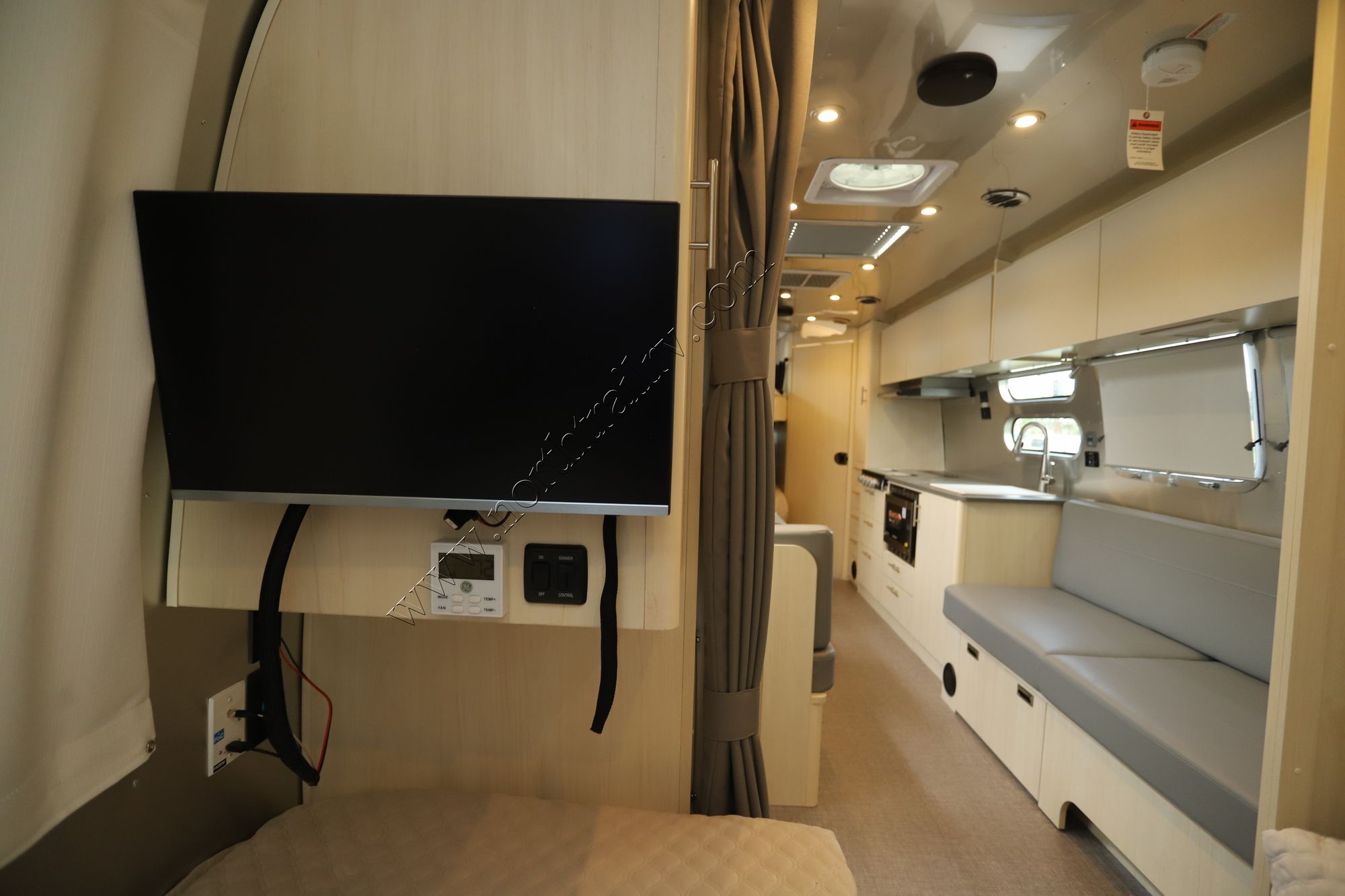 New 2025 Airstream Flying Cloud 30FB Travel Trailer  For Sale