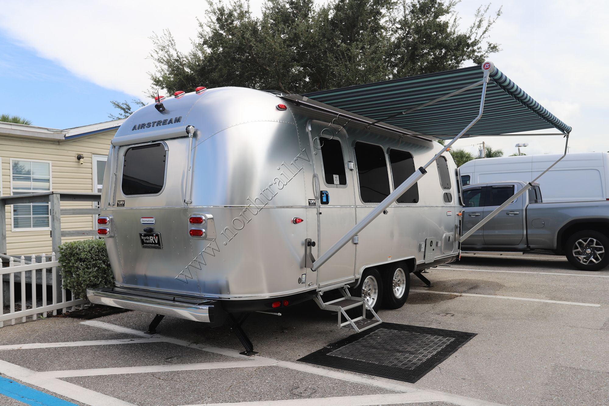 New 2025 Airstream International 23FB Travel Trailer  For Sale