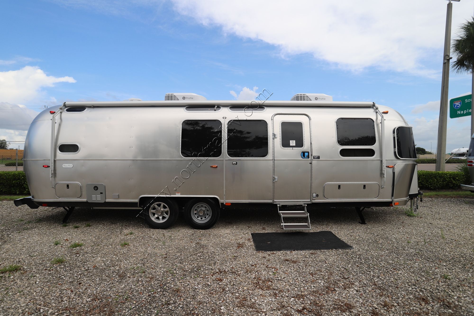 New 2025 Airstream Flying Cloud 30FB Travel Trailer  For Sale