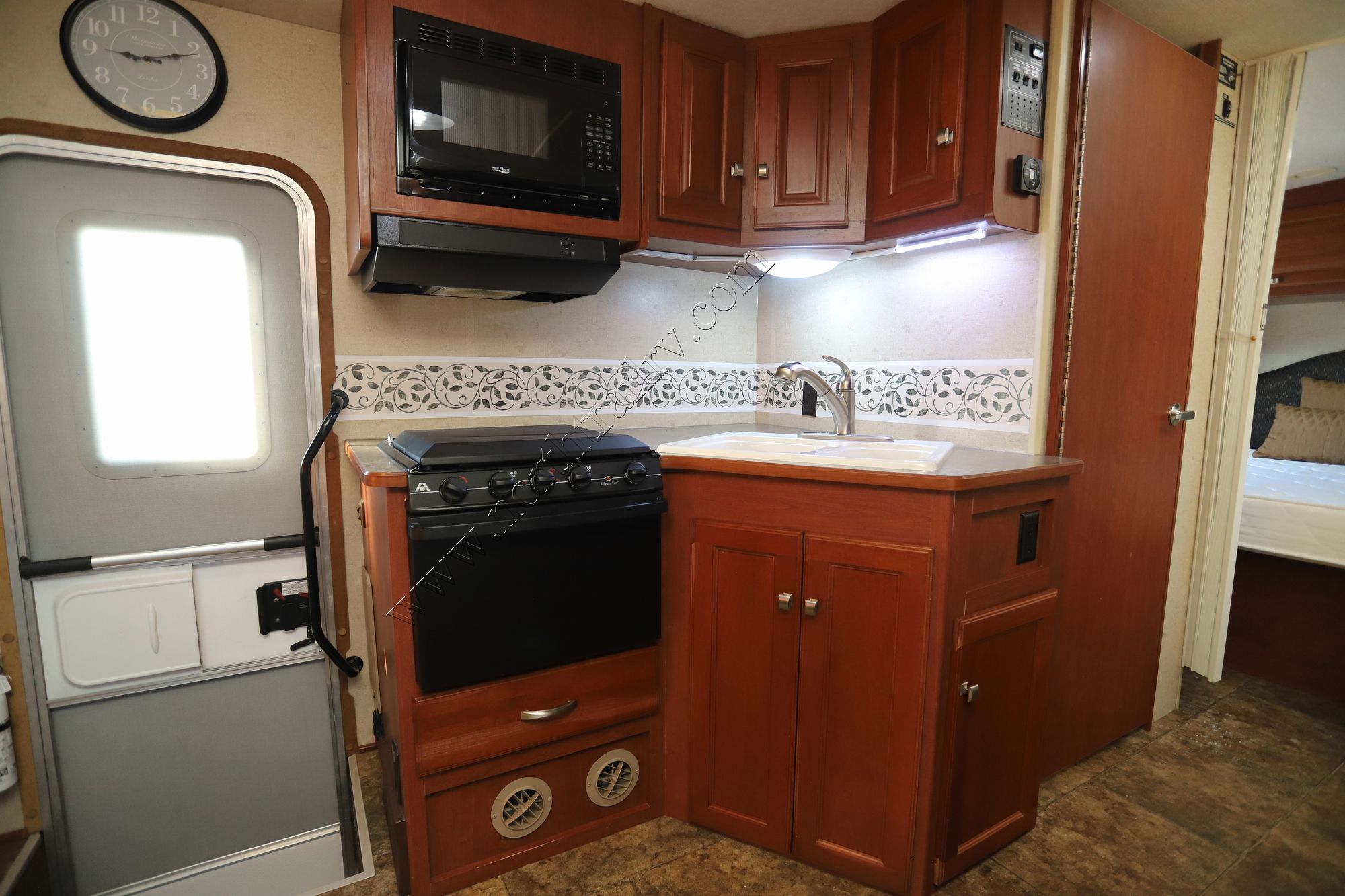 Used 2013 Winnebago Vista 26HE Class A  For Sale