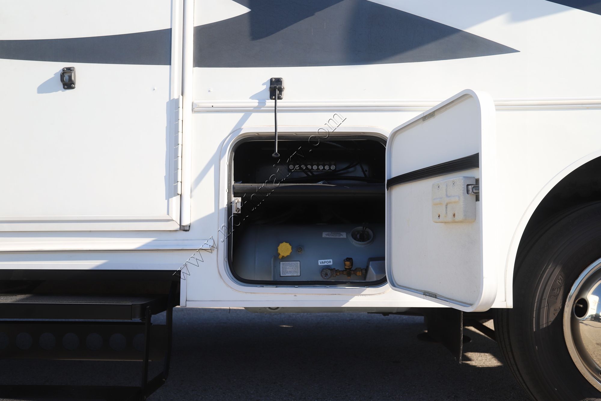 Used 2013 Winnebago Vista 26HE Class A  For Sale