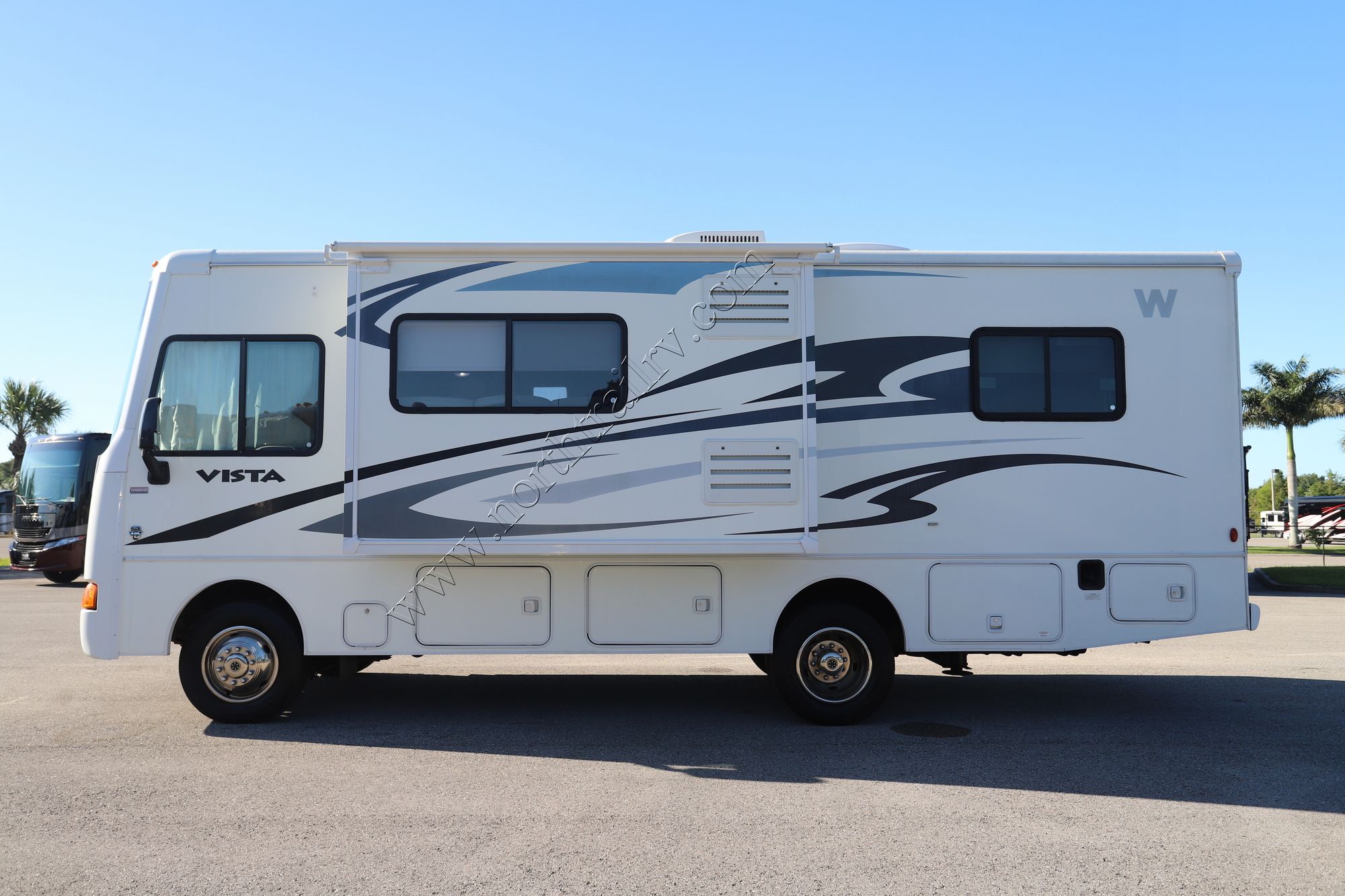 Used 2013 Winnebago Vista 26HE Class A  For Sale