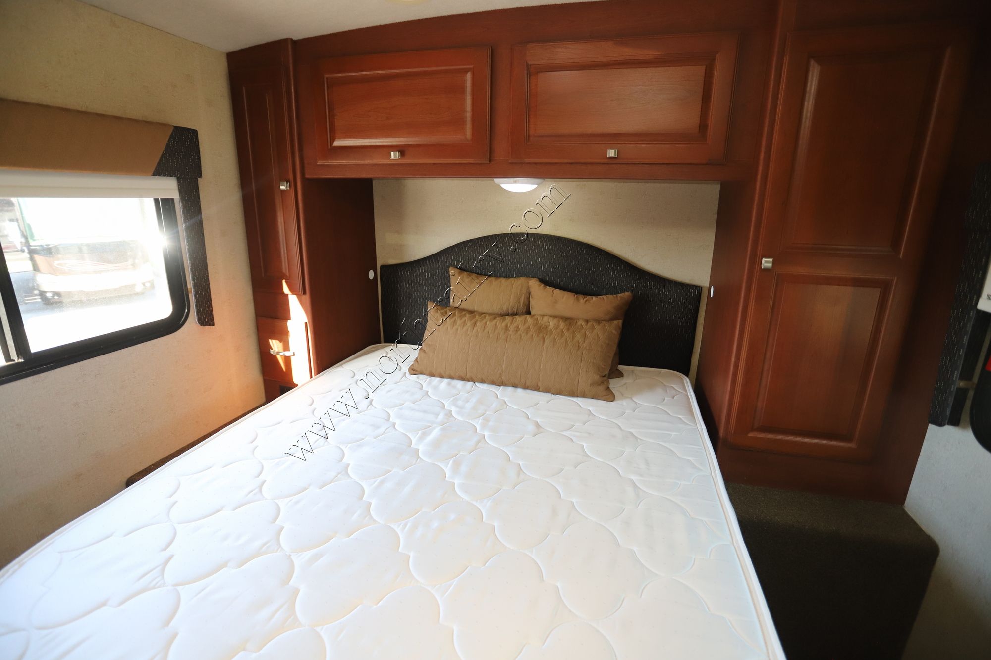 Used 2013 Winnebago Vista 26HE Class A  For Sale