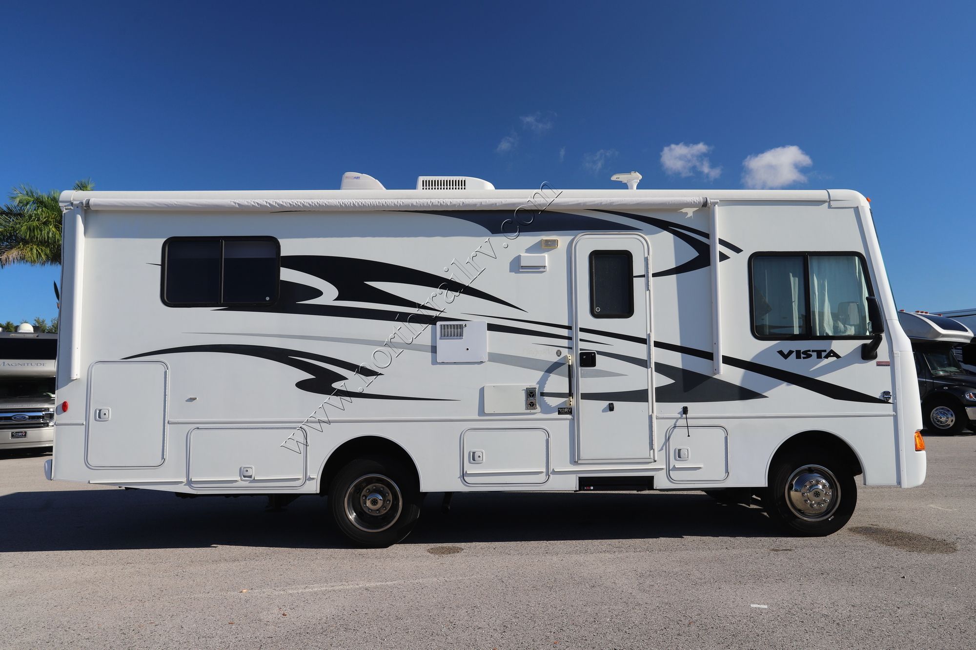 Used 2013 Winnebago Vista 26HE Class A  For Sale