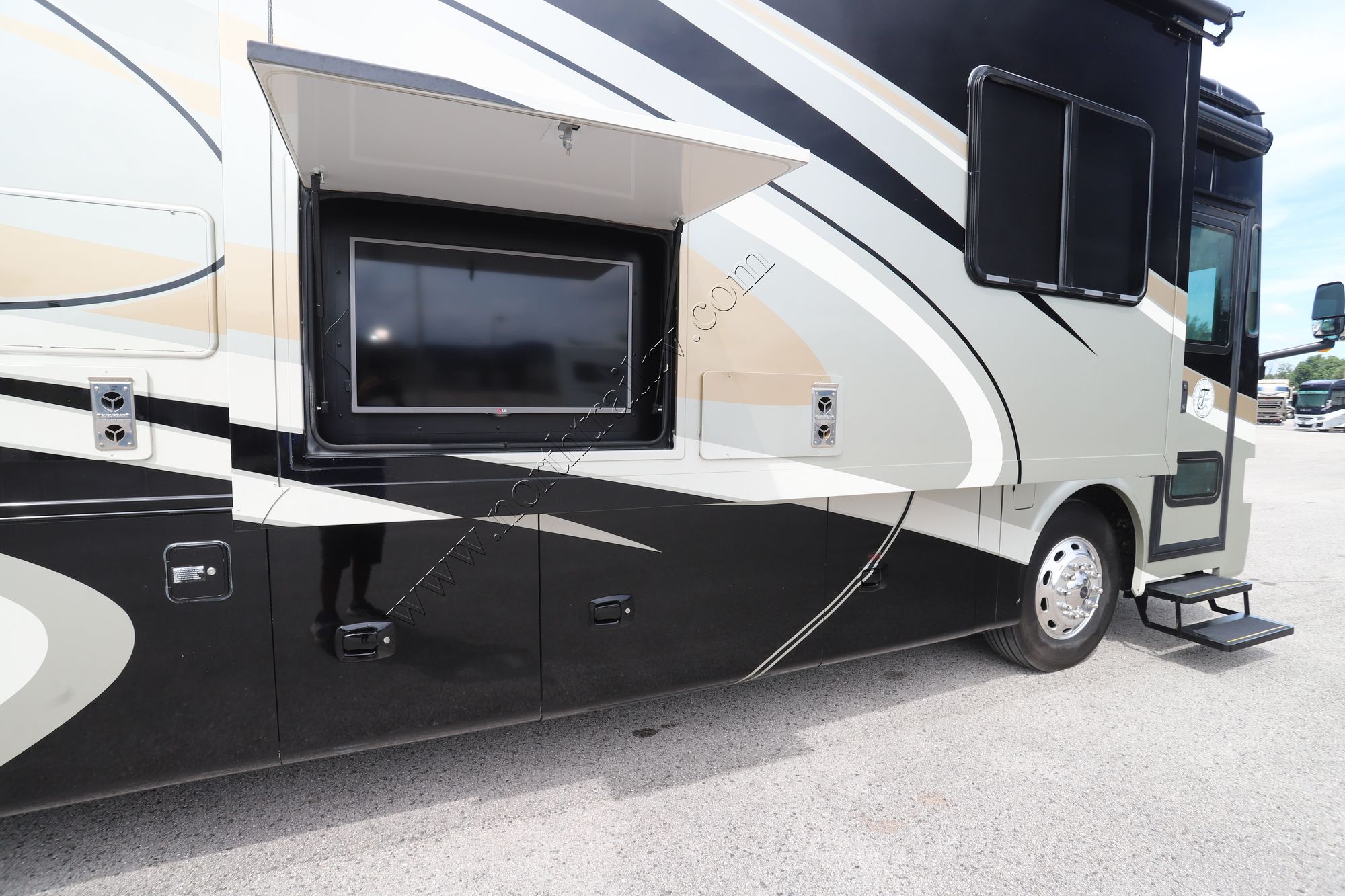 Used 2015 Tiffin Motor Homes Allegro Red 36QSA Class A  For Sale