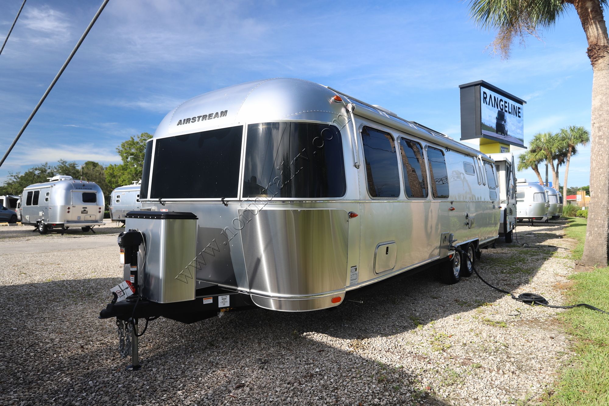 New 2025 Airstream Globetrotter 30RB Travel Trailer  For Sale