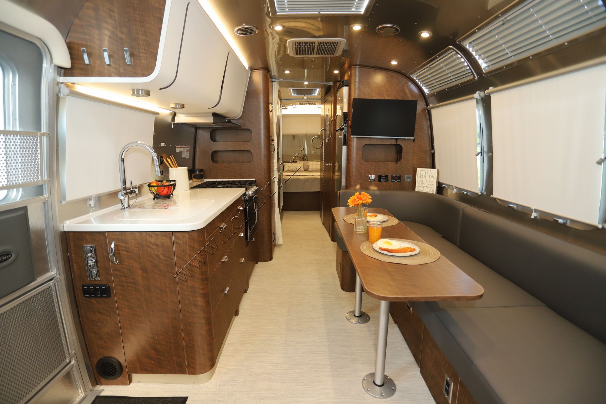 New 2025 Airstream Globetrotter 30RB Travel Trailer  For Sale