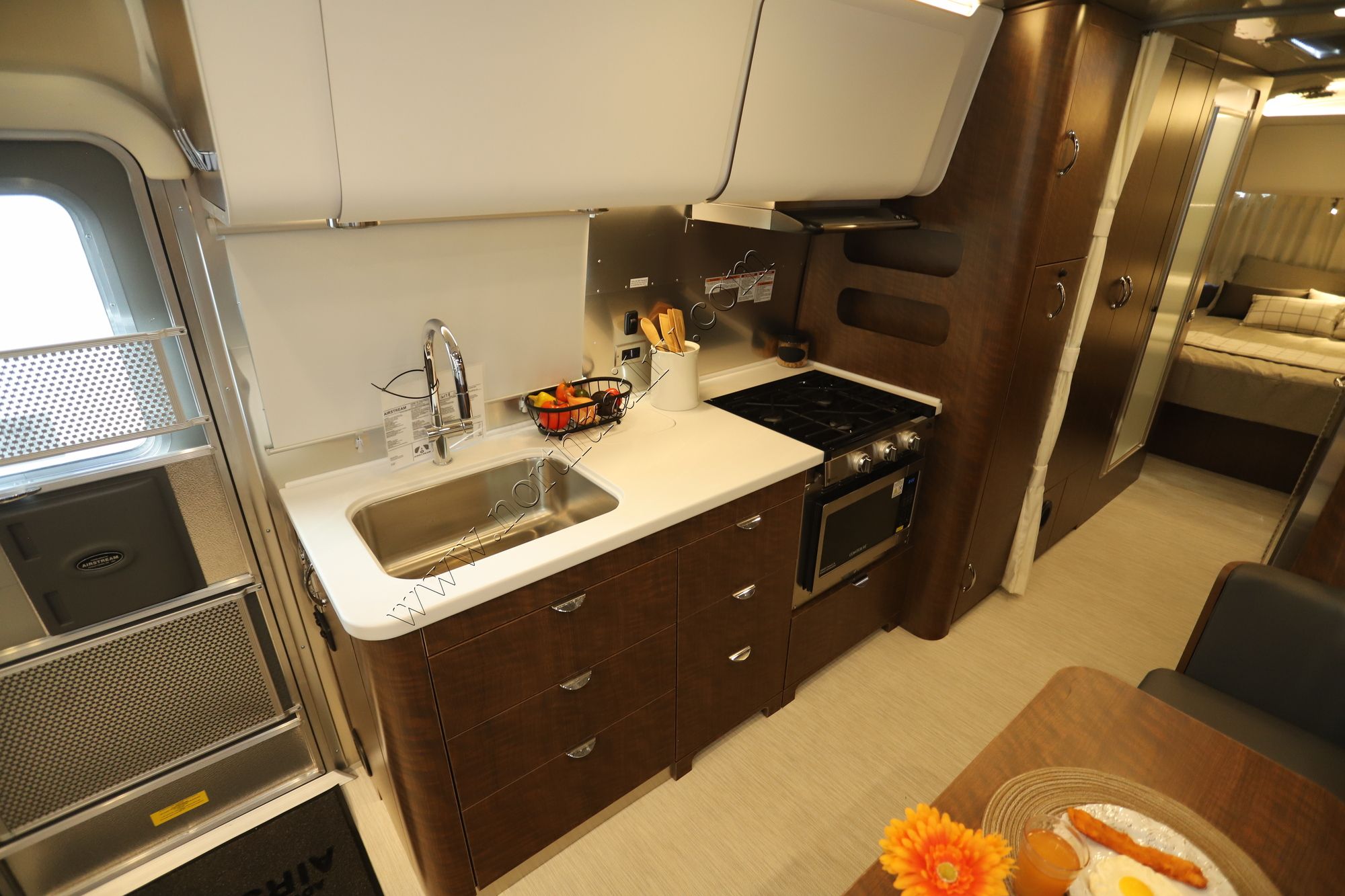 New 2025 Airstream Globetrotter 30RB Travel Trailer  For Sale