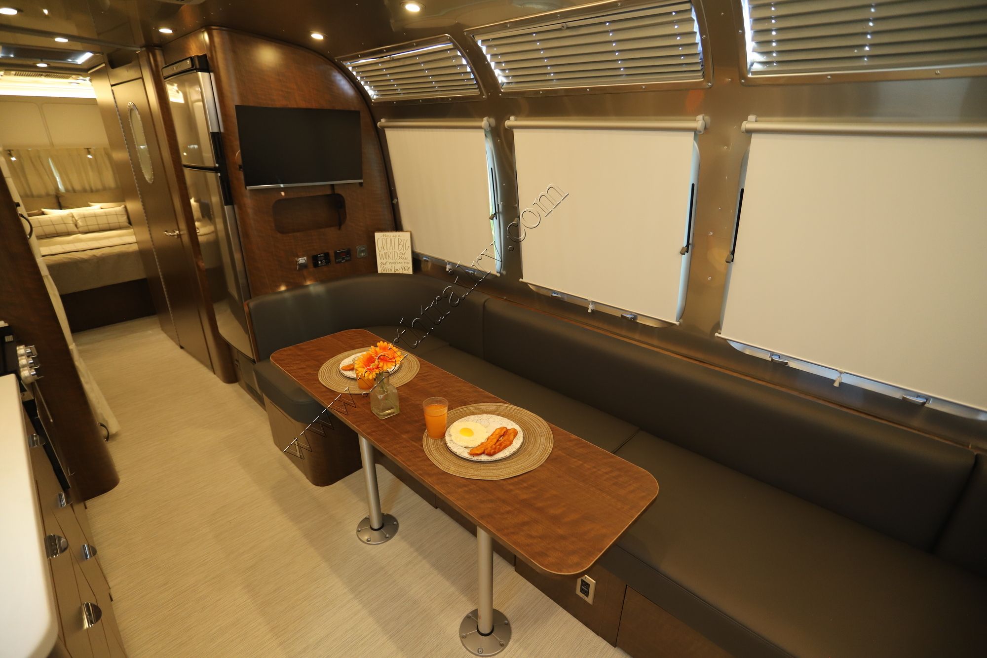 New 2025 Airstream Globetrotter 30RB Travel Trailer  For Sale