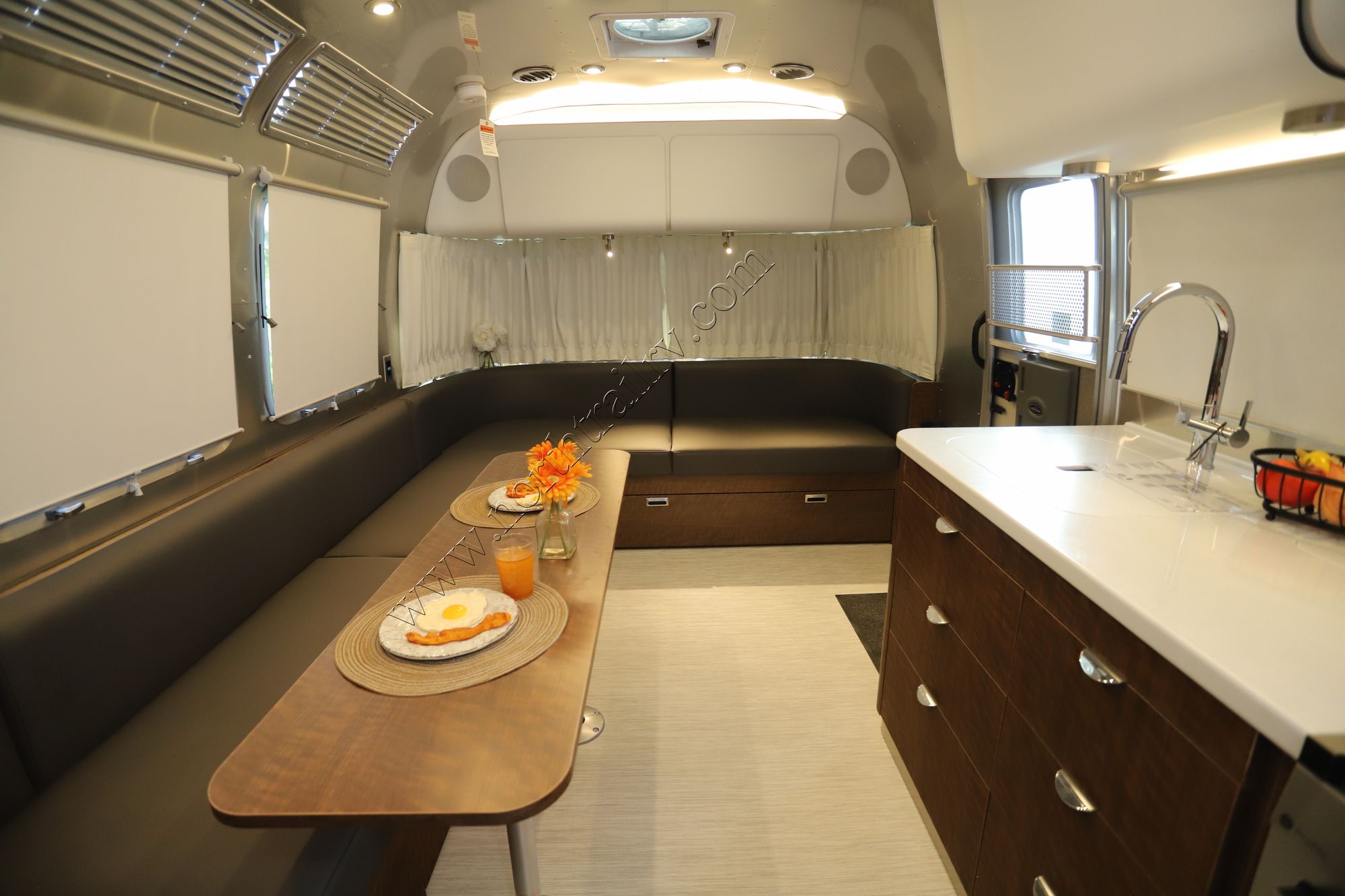 New 2025 Airstream Globetrotter 30RB Travel Trailer  For Sale