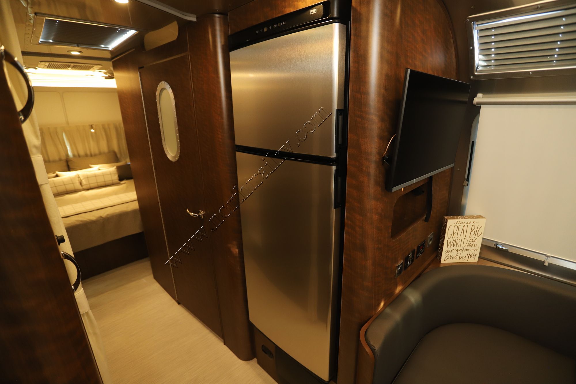 New 2025 Airstream Globetrotter 30RB Travel Trailer  For Sale