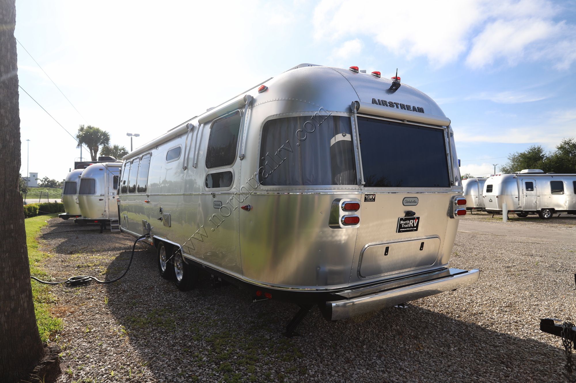 New 2025 Airstream Globetrotter 30RB Travel Trailer  For Sale