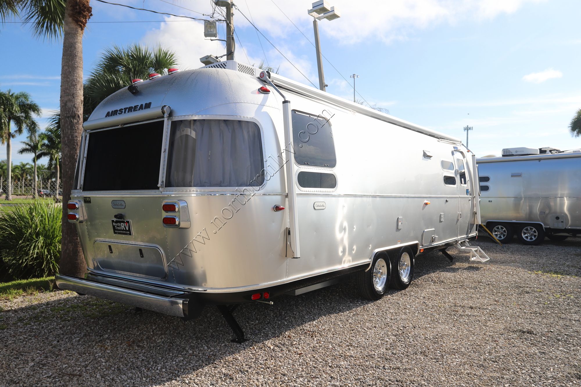 New 2025 Airstream Globetrotter 30RB Travel Trailer  For Sale