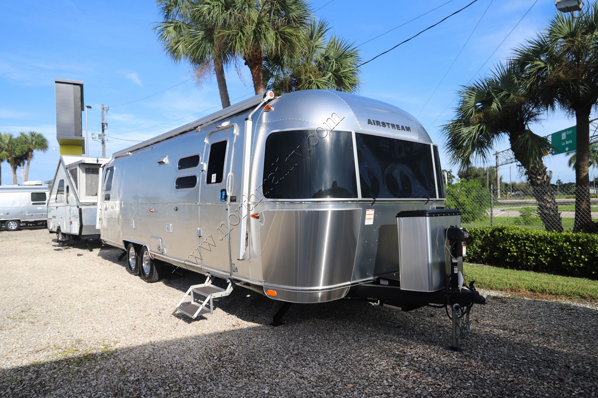 New 2025 Airstream Globetrotter 30RB Travel Trailer  For Sale