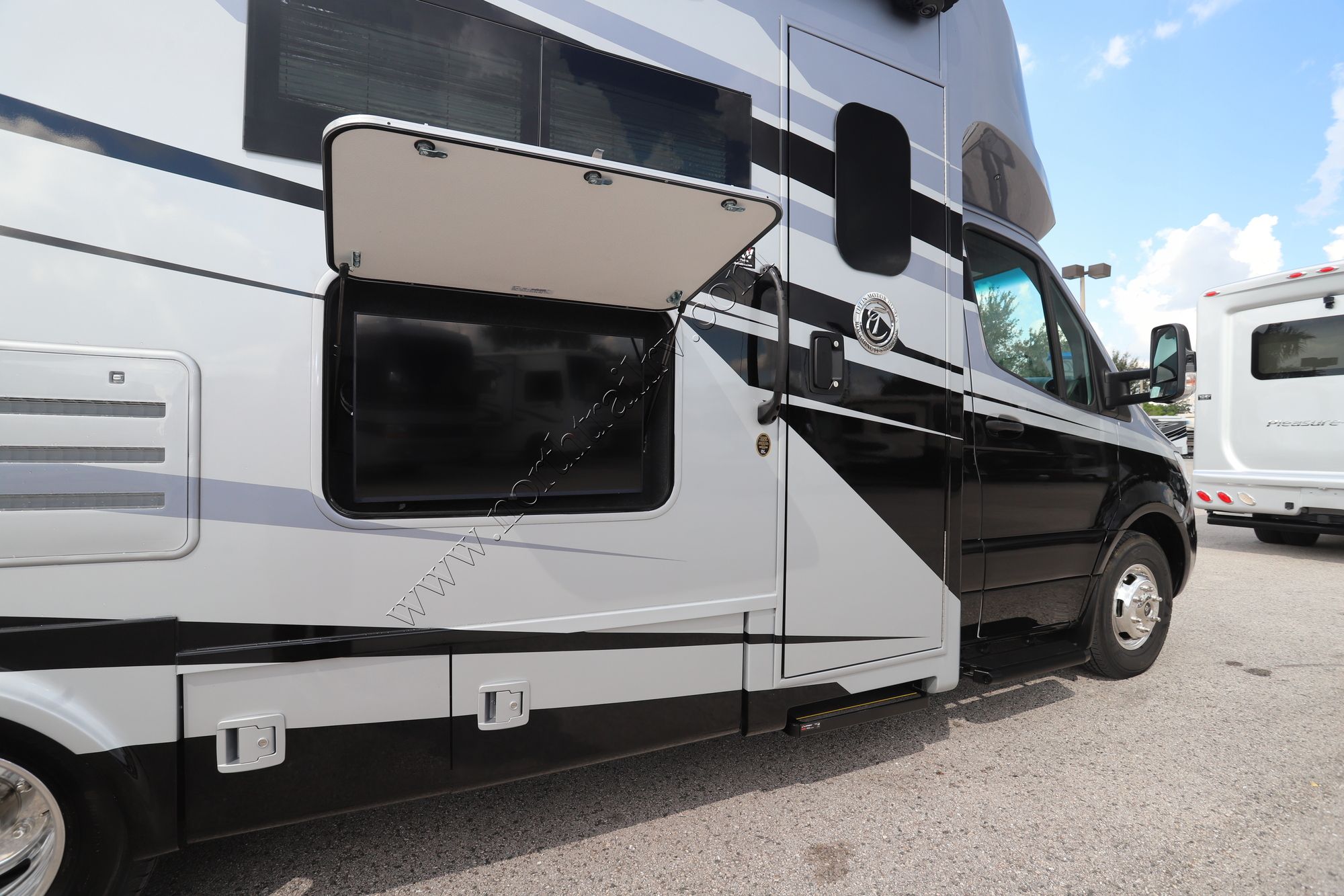 New 2025 Tiffin Motor Homes Wayfarer 25XRW Class C  For Sale