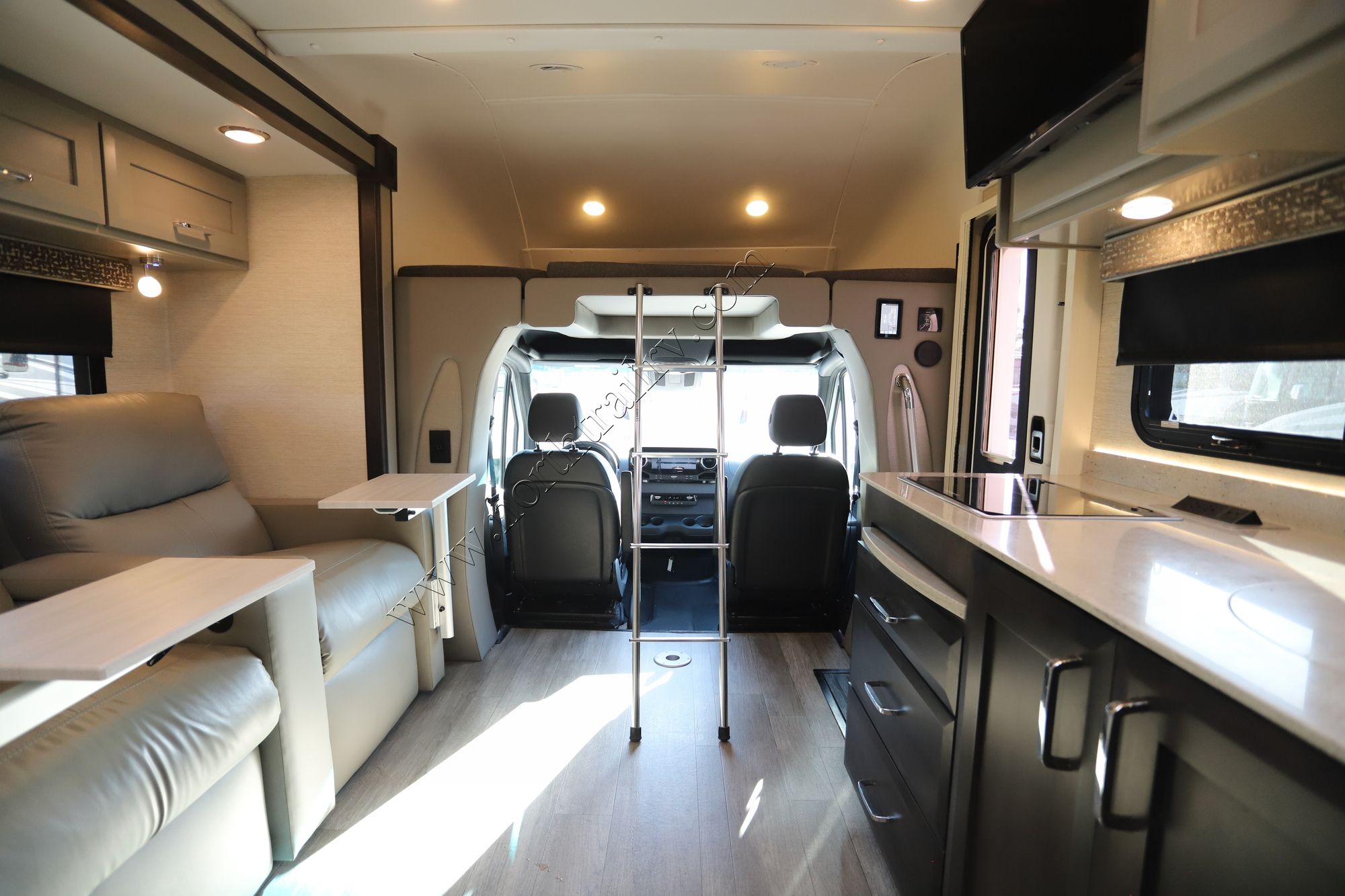 Used 2022 Tiffin Motor Homes Wayfarer 25RW Class C  For Sale