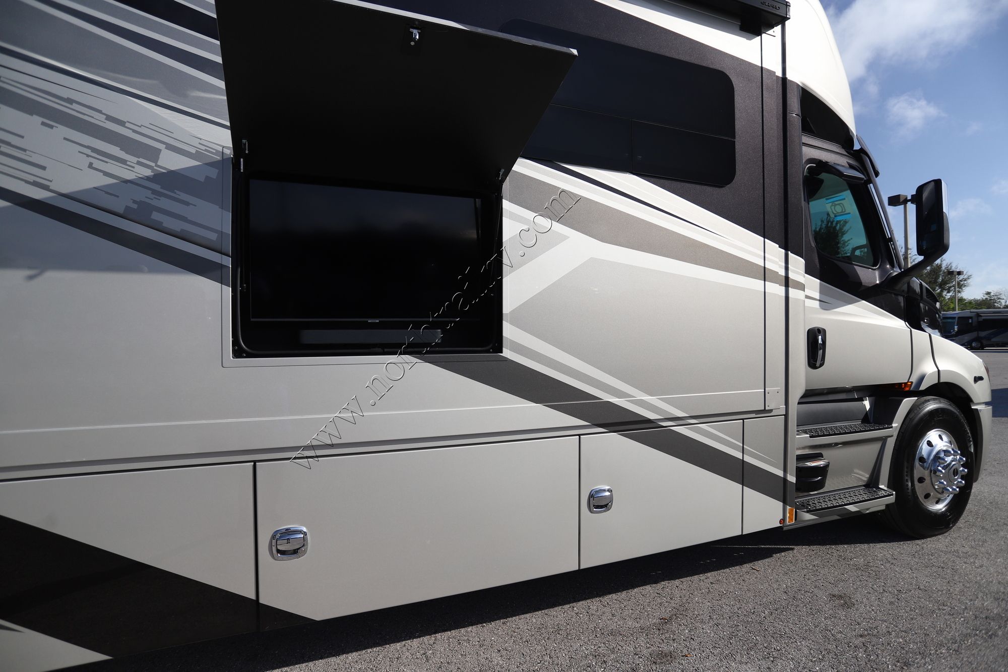 New 2025 Renegade Rv Explorer 38EMB Super C  For Sale