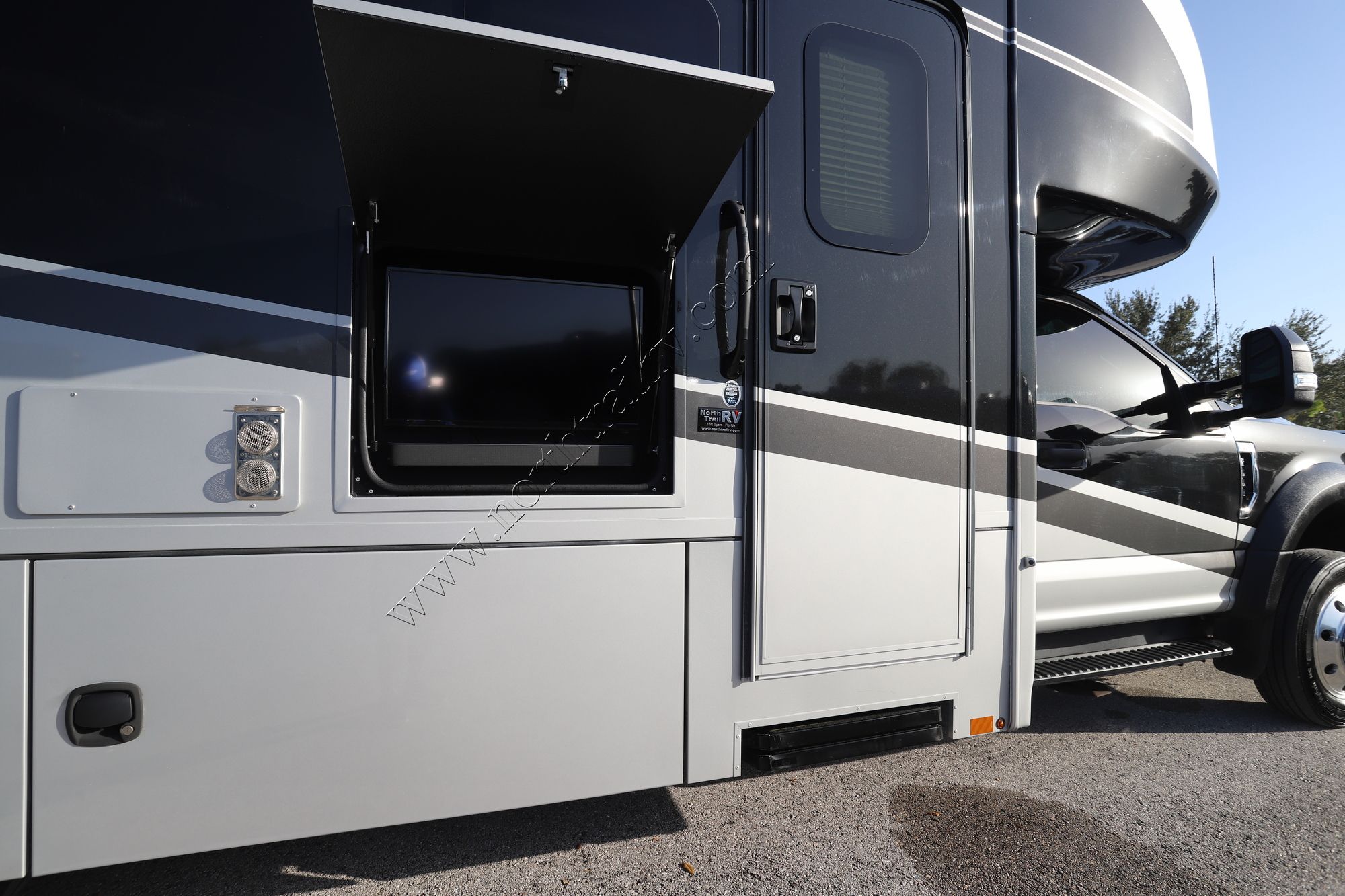 Used 2022 Renegade Rv Vera Cruz 30VRN Super C  For Sale