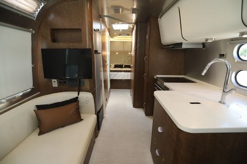 2019 Airstream Globetrotter 27FBQ Travel Trailer