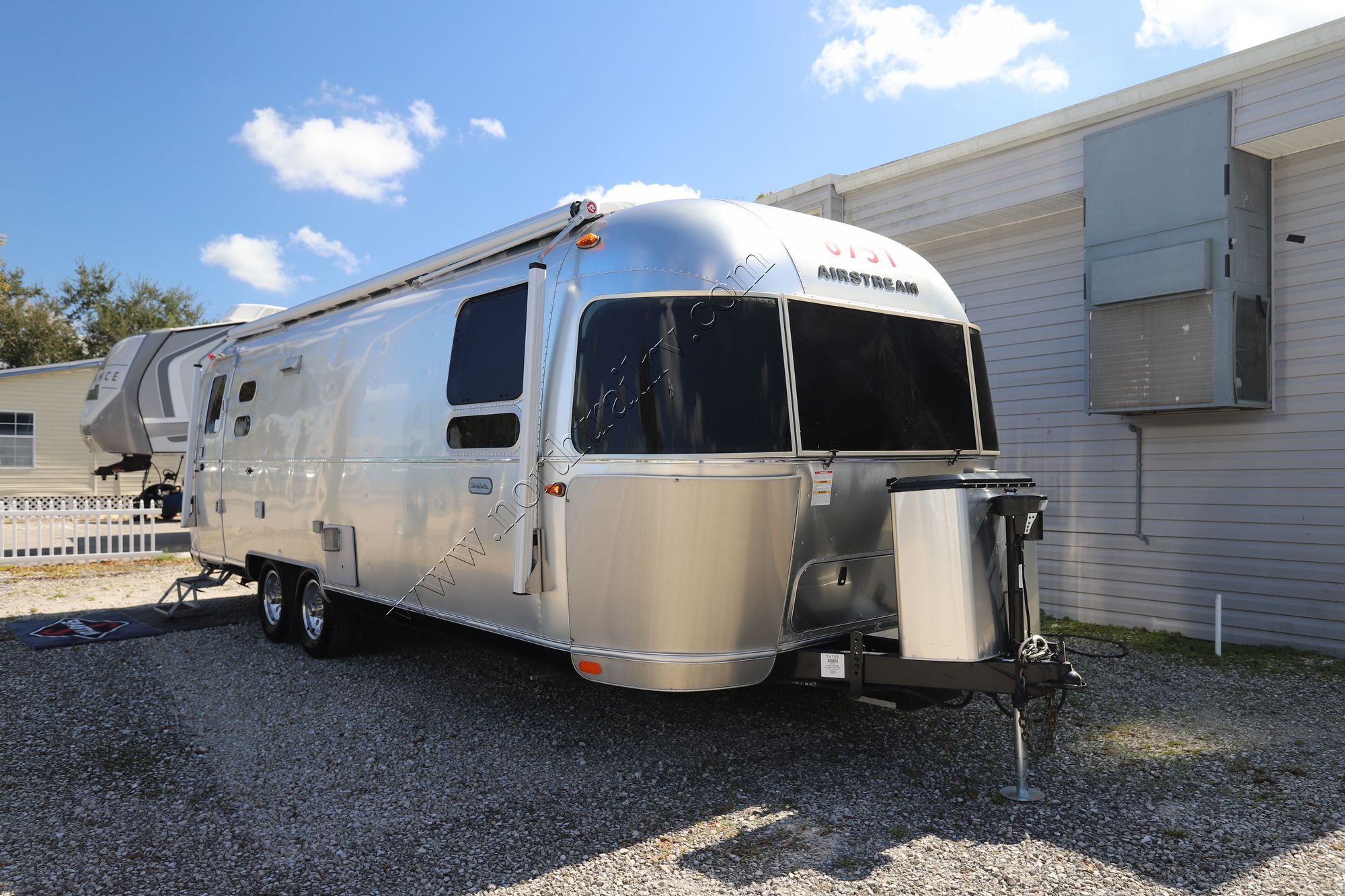 Used 2019 Airstream Globetrotter 27FBQ Travel Trailer  For Sale