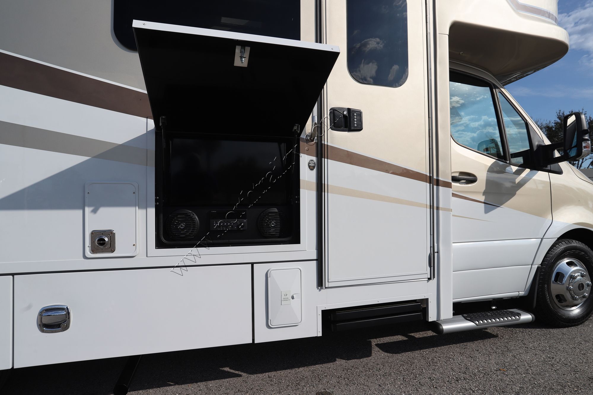 Used 2022 Renegade Rv Vienna 25FWC Class C  For Sale