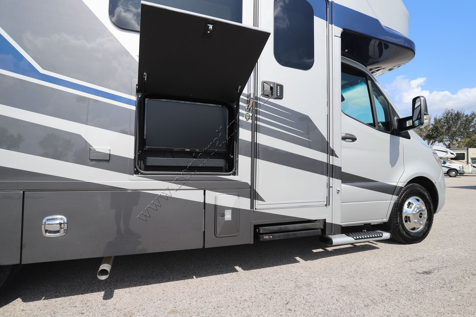 New 2025 Renegade Rv Vienna 25TBC Class C  For Sale